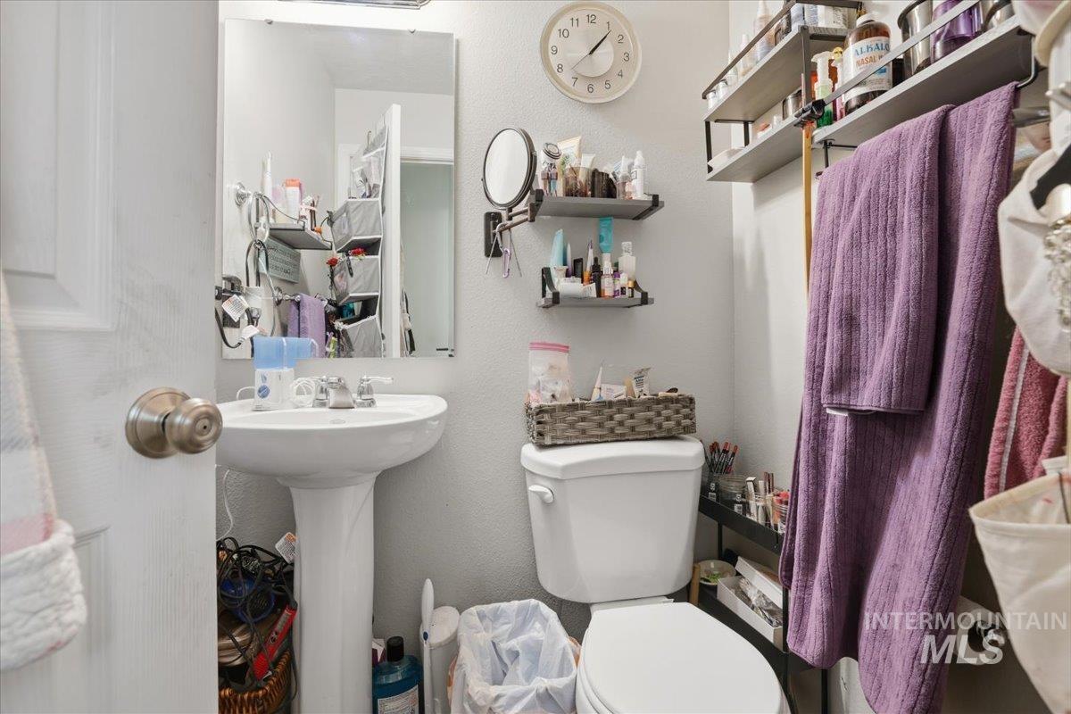 19616 Commonwealth Avenue, Caldwell, Idaho 83605, 4 Bedrooms, 2.5 Bathrooms, Residential For Sale, Price $374,900,MLS 98971766