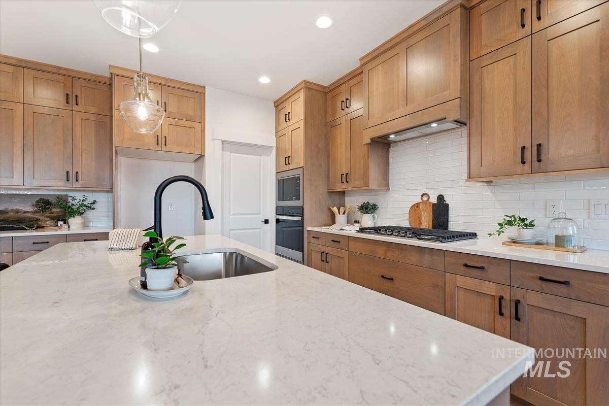 7023 N Birsay, Eagle, Idaho 83616, 5 Bedrooms, 3.5 Bathrooms, Residential For Sale, Price $879,880,MLS 98971771