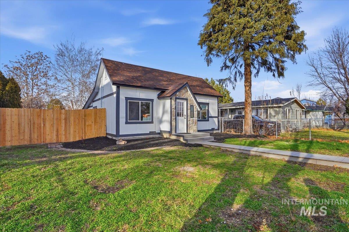 207 10th Avenue N., Nampa, Idaho 83687, 2 Bedrooms, 1 Bathroom, Residential For Sale, Price $334,000,MLS 98971788