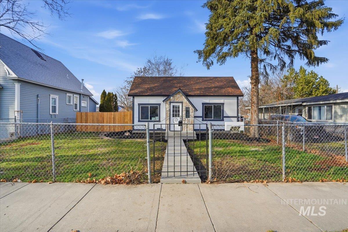 207 10th Avenue N., Nampa, Idaho 83687, 2 Bedrooms, 1 Bathroom, Residential For Sale, Price $334,000,MLS 98971788