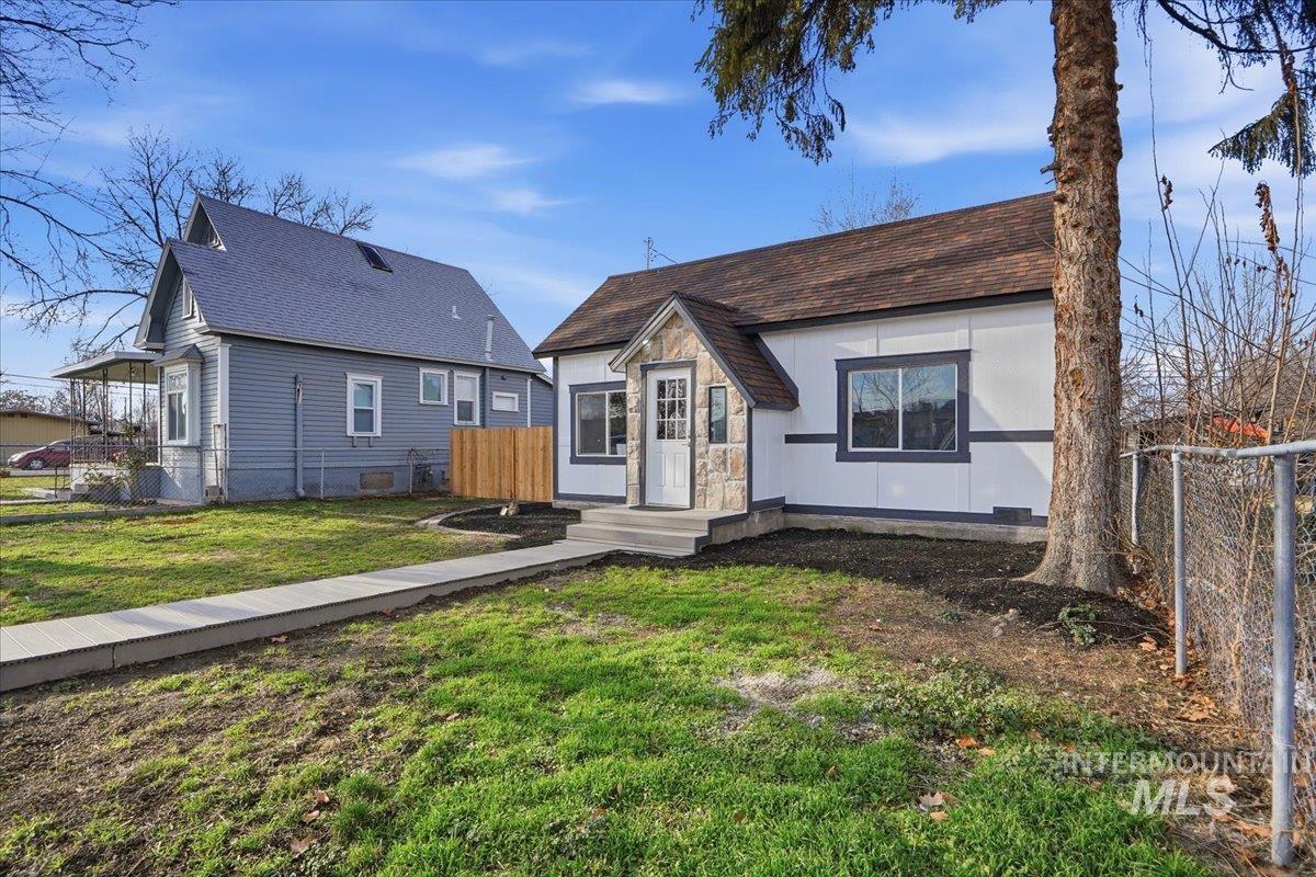 207 10th Avenue N., Nampa, Idaho 83687, 2 Bedrooms, 1 Bathroom, Residential For Sale, Price $319,000,MLS 98971788