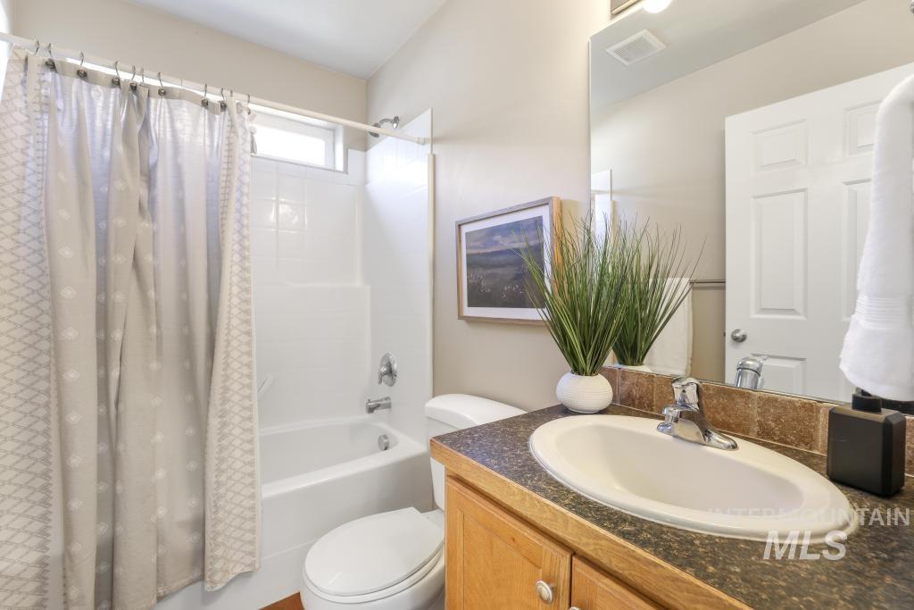 1659 Vista Dr., Twin Falls, Idaho 83301, 3 Bedrooms, 2 Bathrooms, Residential For Sale, Price $320,000,MLS 98971806