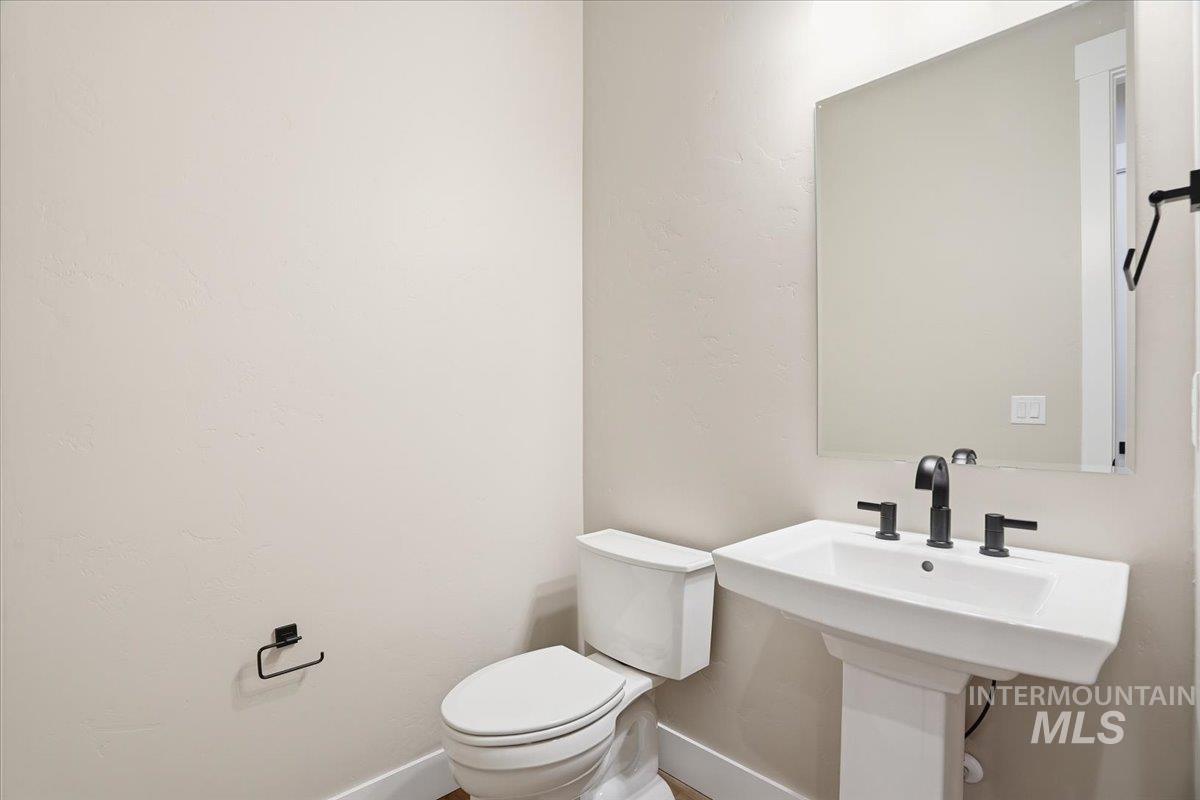 900 N Falling Water Way, Eagle, Idaho 83616, 3 Bedrooms, 3.5 Bathrooms, Residential For Sale, Price $789,990,MLS 98971808