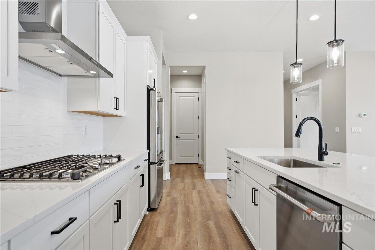 900 N Falling Water Way, Eagle, Idaho 83616, 3 Bedrooms, 3.5 Bathrooms, Residential For Sale, Price $789,990,MLS 98971808