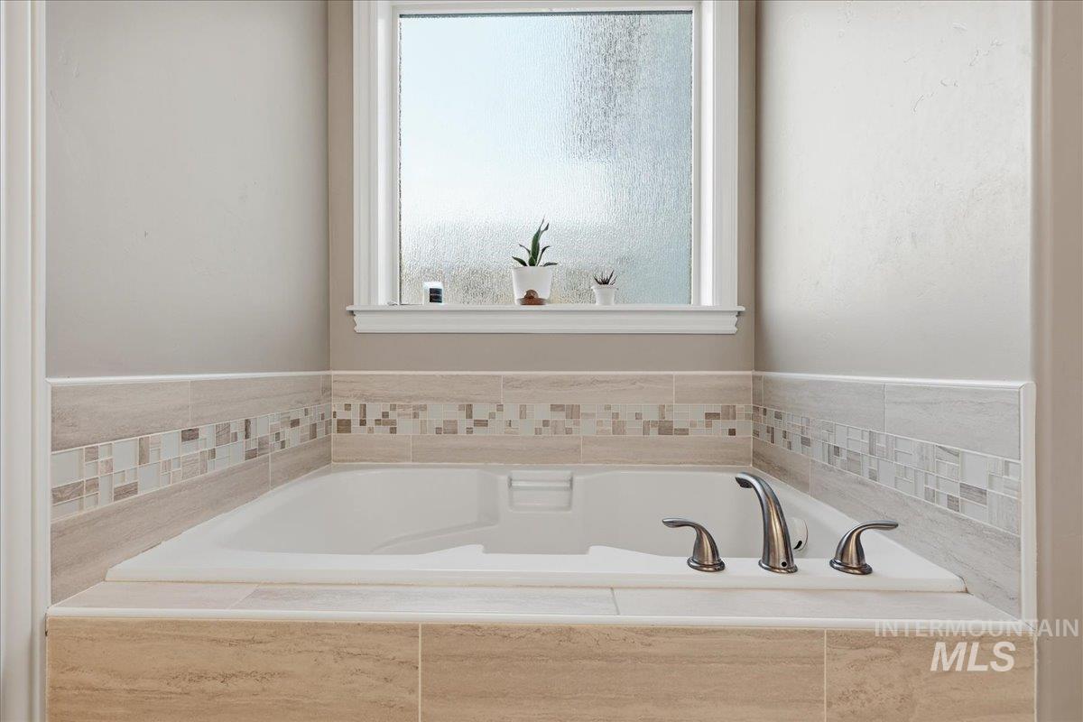 9508 W Ringle Creek St, Star, Idaho 83669, 4 Bedrooms, 3 Bathrooms, Residential For Sale, Price $739,900,MLS 98971809