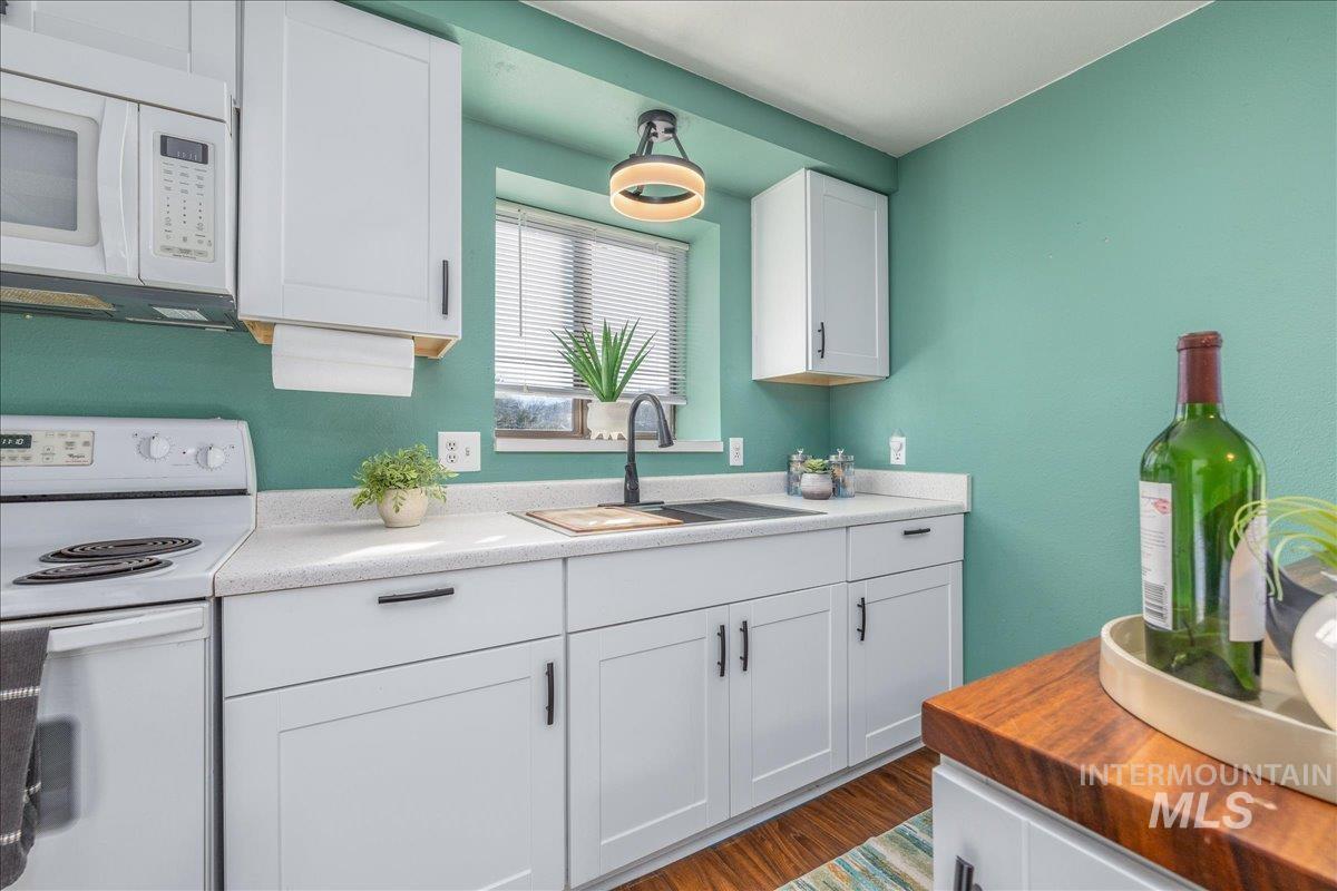 2228 E Roanoke Dr, Boise, Idaho 83712, 3 Bedrooms, 2.5 Bathrooms, Residential Income For Sale, Price $979,999,MLS 98971815