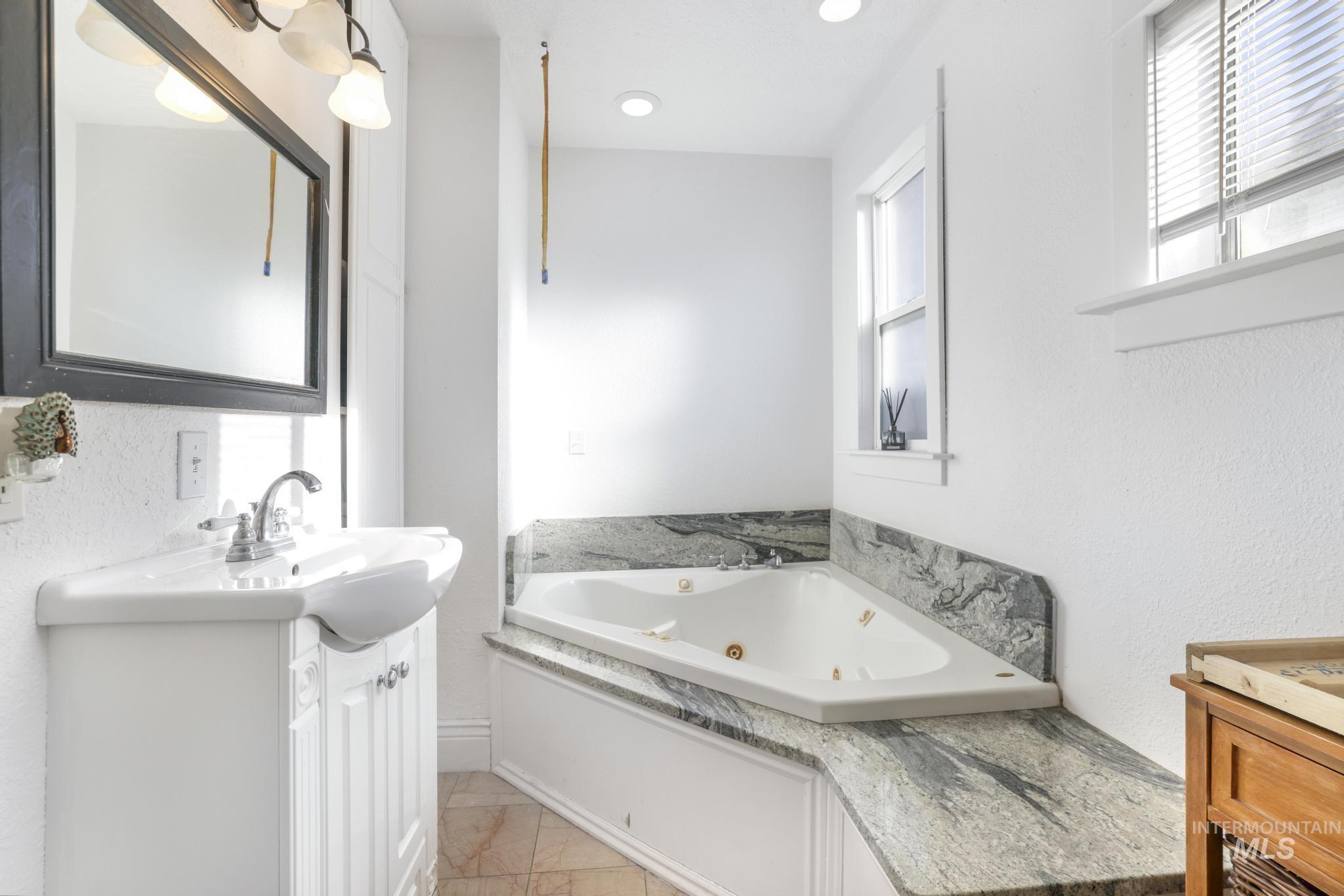 242 8th Ave E, Twin Falls, Idaho 83301, 4 Bedrooms, 2 Bathrooms, Residential For Sale, Price $365,000,MLS 98971819