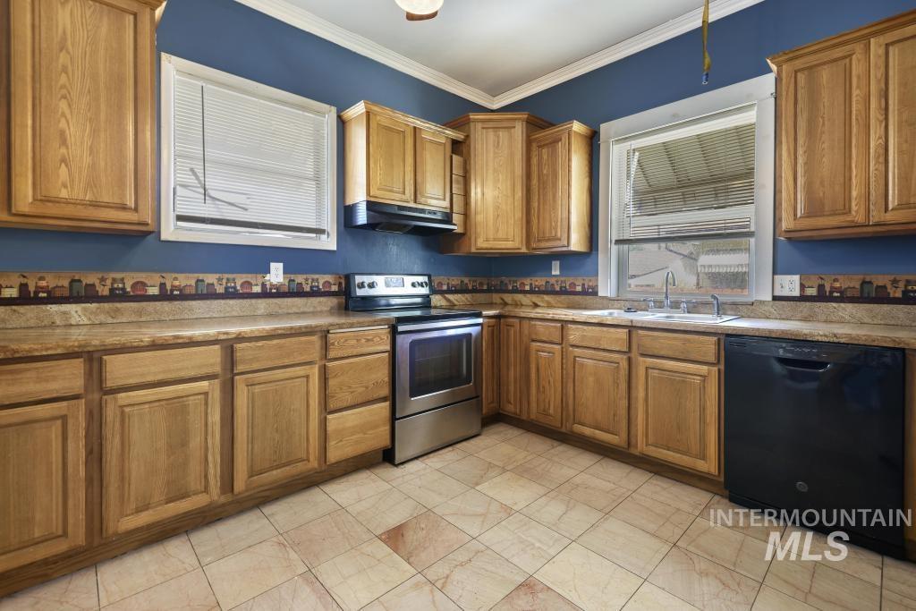 242 8th Ave E, Twin Falls, Idaho 83301, 3 Bedrooms, 1 Bathroom, Residential Income For Sale, Price $355,000,MLS 98971820
