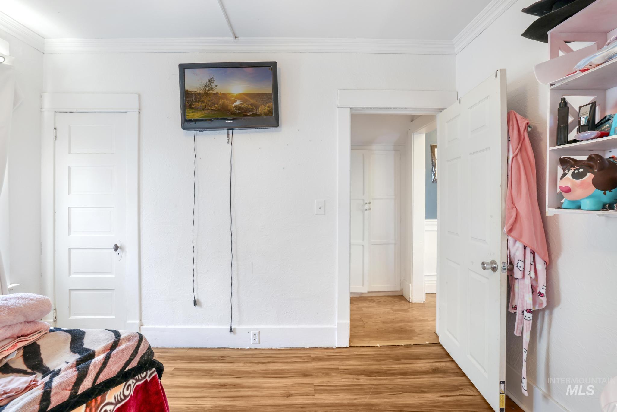 242 8th Ave E, Twin Falls, Idaho 83301, 3 Bedrooms, 1 Bathroom, Residential Income For Sale, Price $365,000,MLS 98971820