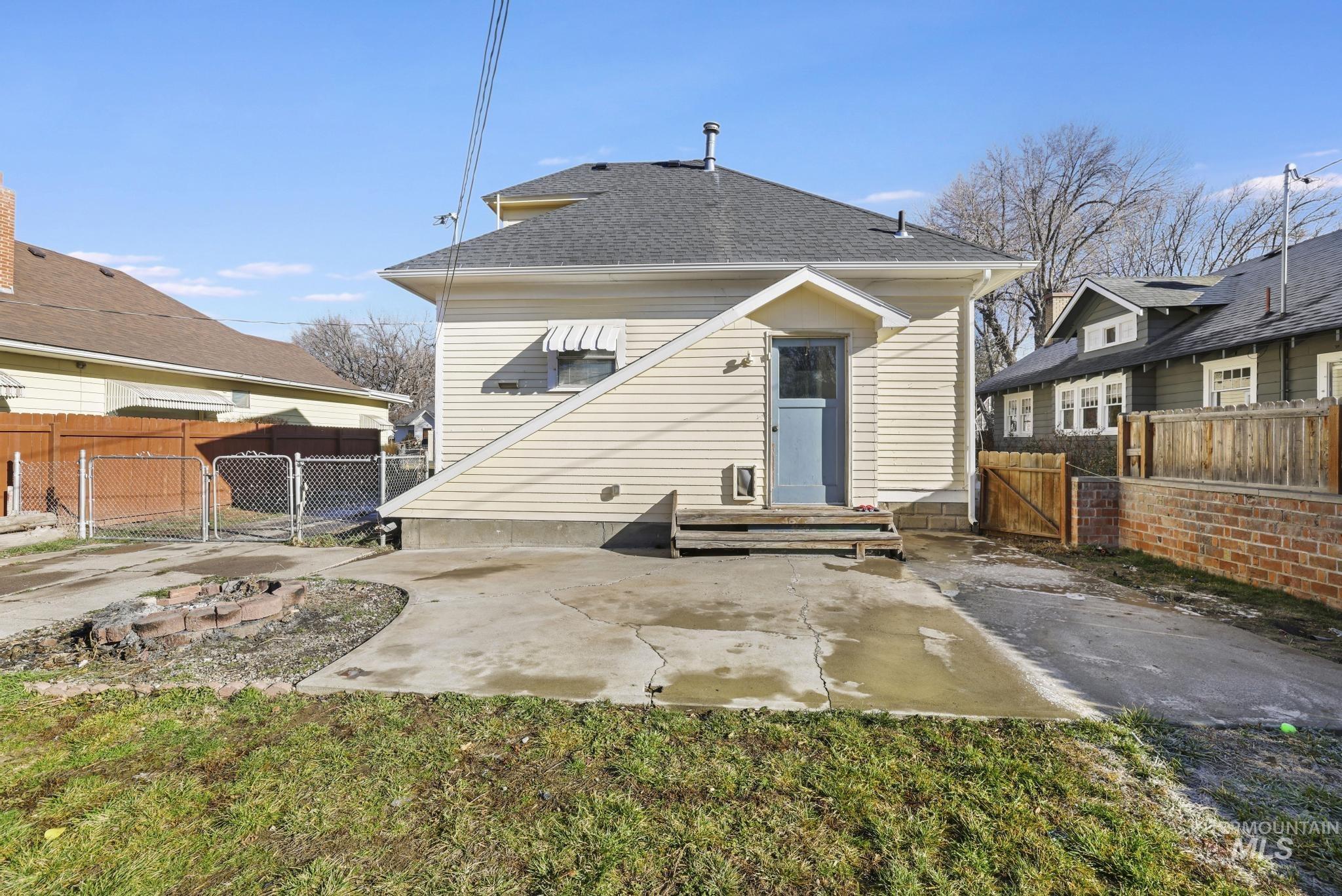 242 8th Ave E, Twin Falls, Idaho 83301, 3 Bedrooms, 1 Bathroom, Residential Income For Sale, Price $355,000,MLS 98971820