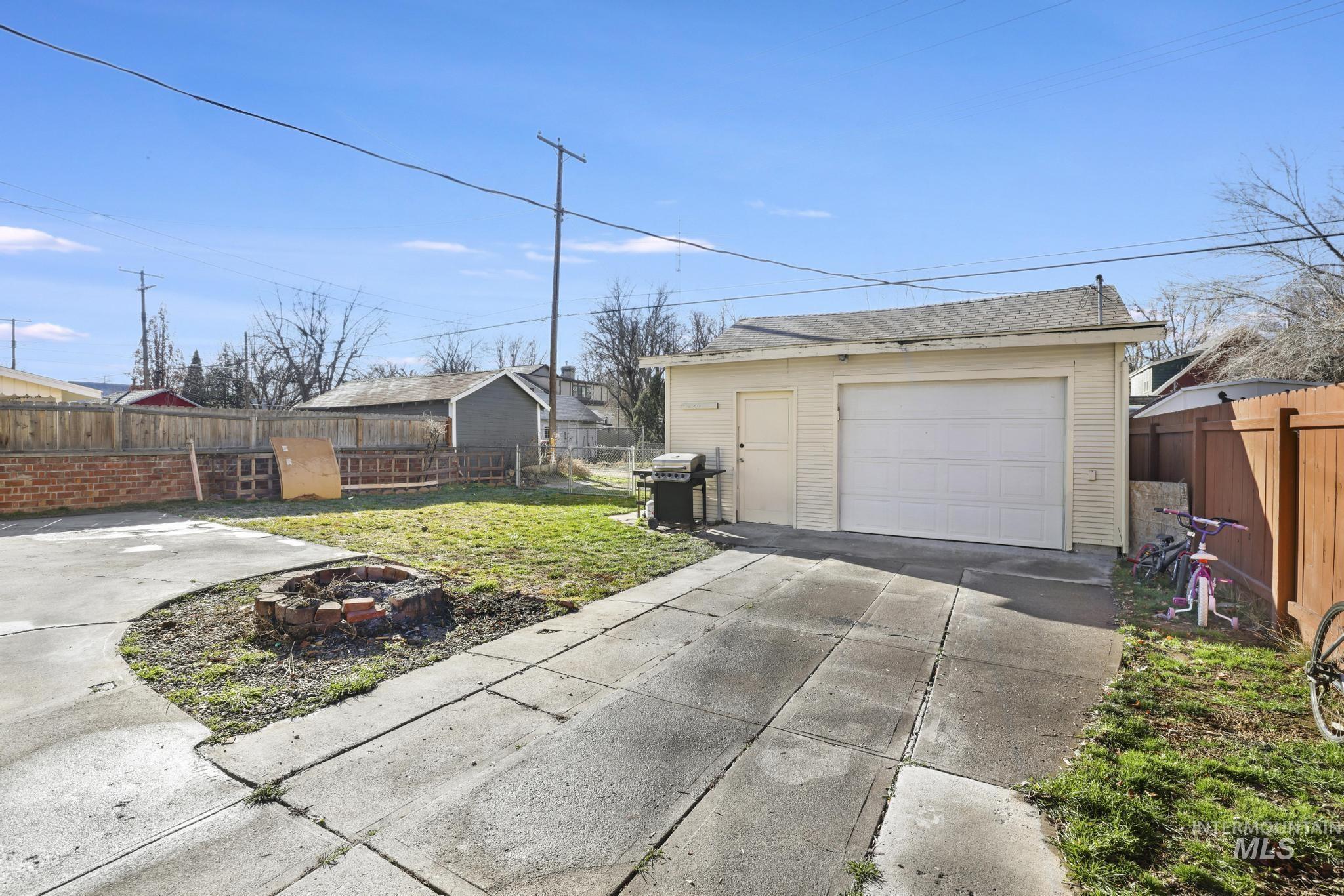 242 8th Ave E, Twin Falls, Idaho 83301, 3 Bedrooms, 1 Bathroom, Residential Income For Sale, Price $355,000,MLS 98971820