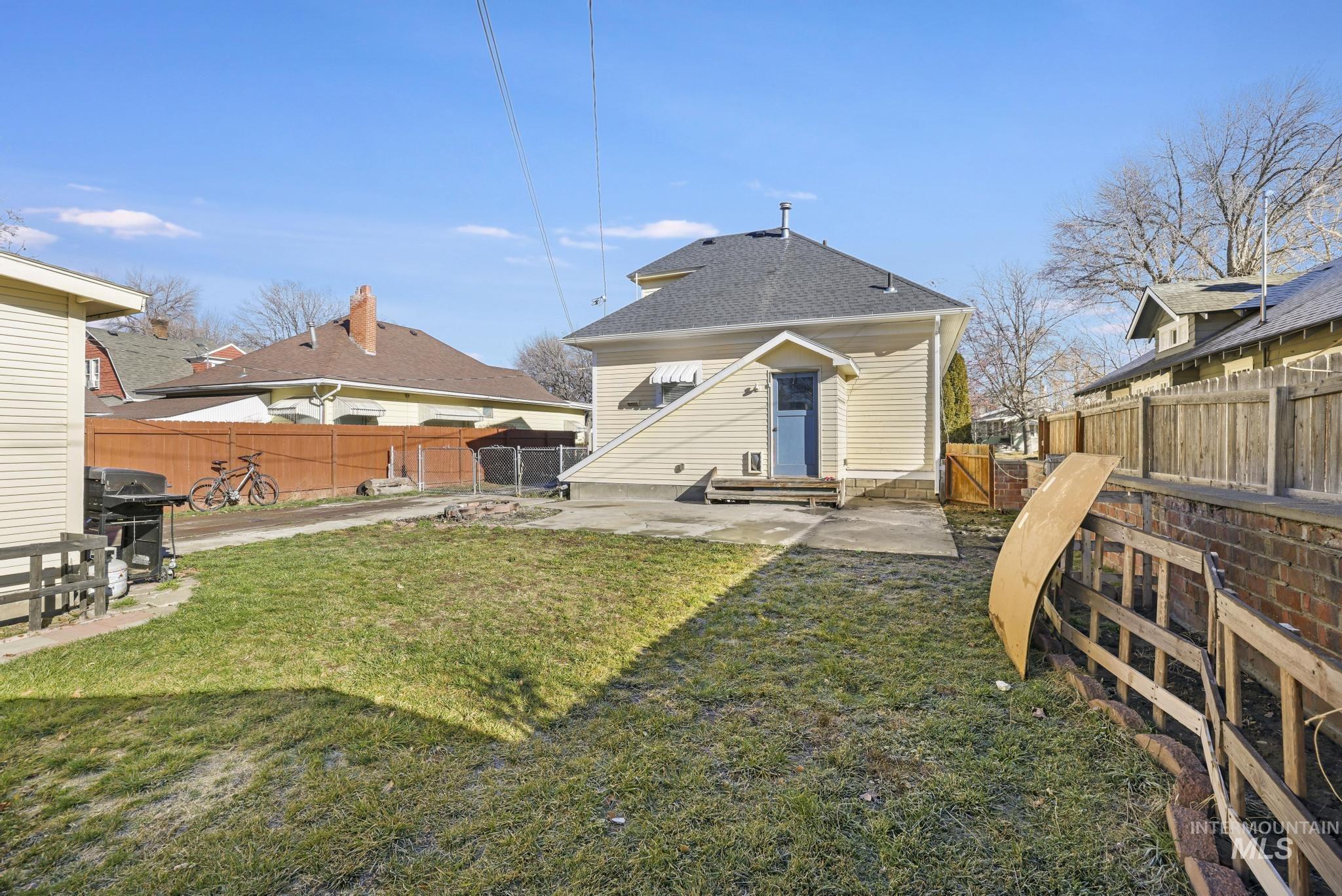 242 8th Ave E, Twin Falls, Idaho 83301, 3 Bedrooms, 1 Bathroom, Residential Income For Sale, Price $355,000,MLS 98971820