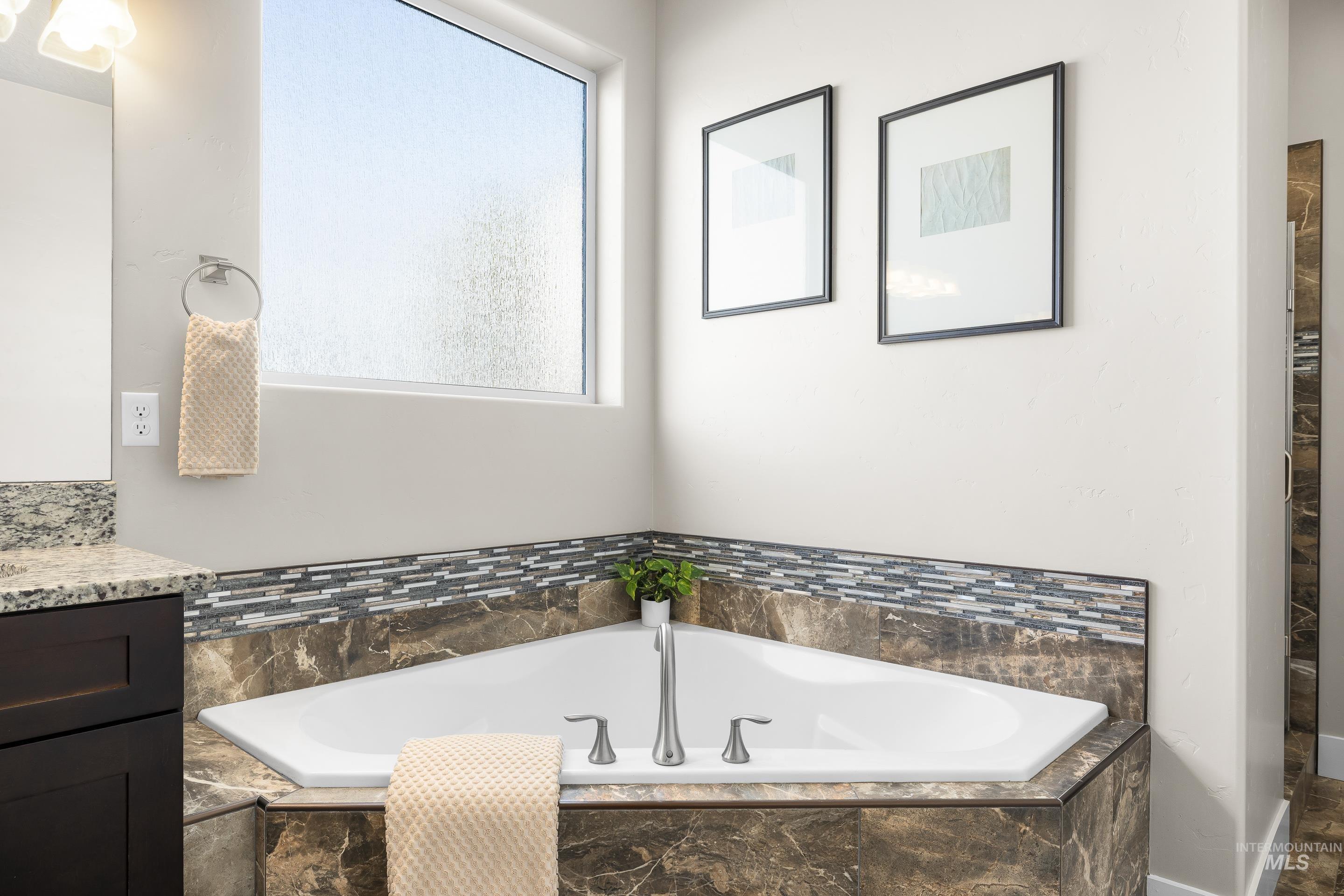 8018 Plumberry Ct, Middleton, Idaho 83644-5736, 4 Bedrooms, 3 Bathrooms, Residential For Sale, Price $1,045,000,MLS 98971826