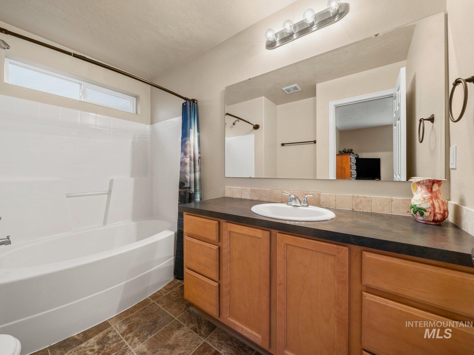 10651 Pipevine Dr., Nampa, Idaho 83687, 3 Bedrooms, 2 Bathrooms, Residential For Sale, Price $360,000,MLS 98971845