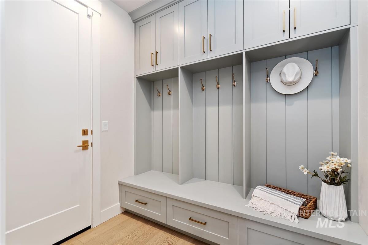 2500 N Annadale Ave, Eagle, Idaho 83616-2315, 4 Bedrooms, 3.5 Bathrooms, Residential For Sale, Price $1,149,000,MLS 98971848