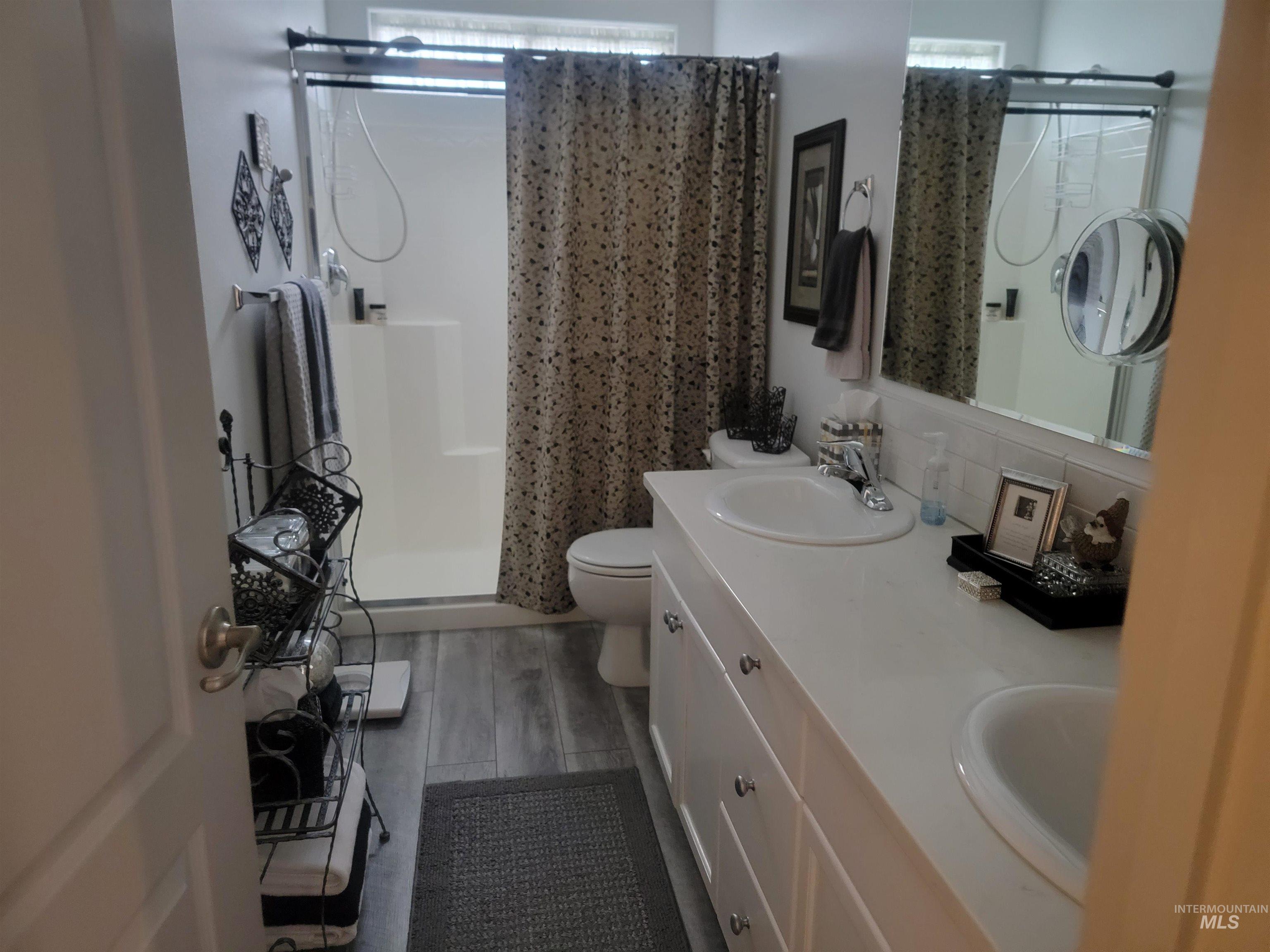 1638 W Raincrest Dr., Meridian, Idaho 83646, 3 Bedrooms, 2 Bathrooms, Residential For Sale, Price $399,900,MLS 98971866