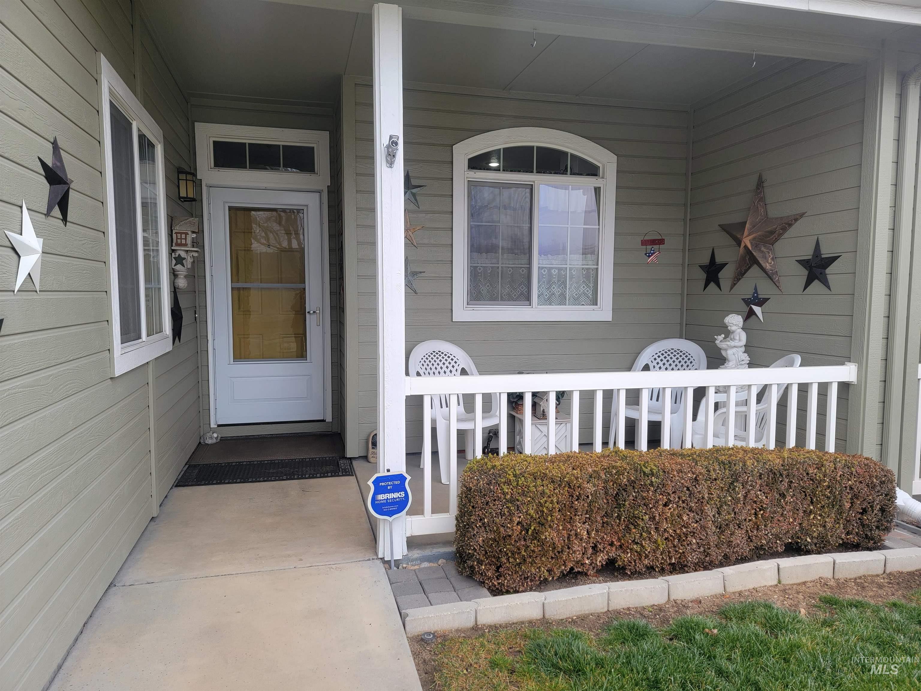 1638 W Raincrest Dr., Meridian, Idaho 83646, 3 Bedrooms, 2 Bathrooms, Residential For Sale, Price $399,900,MLS 98971866