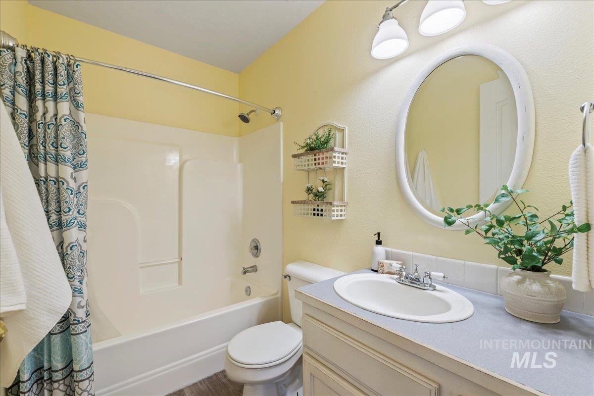 7451 Bay Meadows Drive, Nampa, Idaho 83687, 4 Bedrooms, 2.5 Bathrooms, Residential For Sale, Price $474,900,MLS 98971872