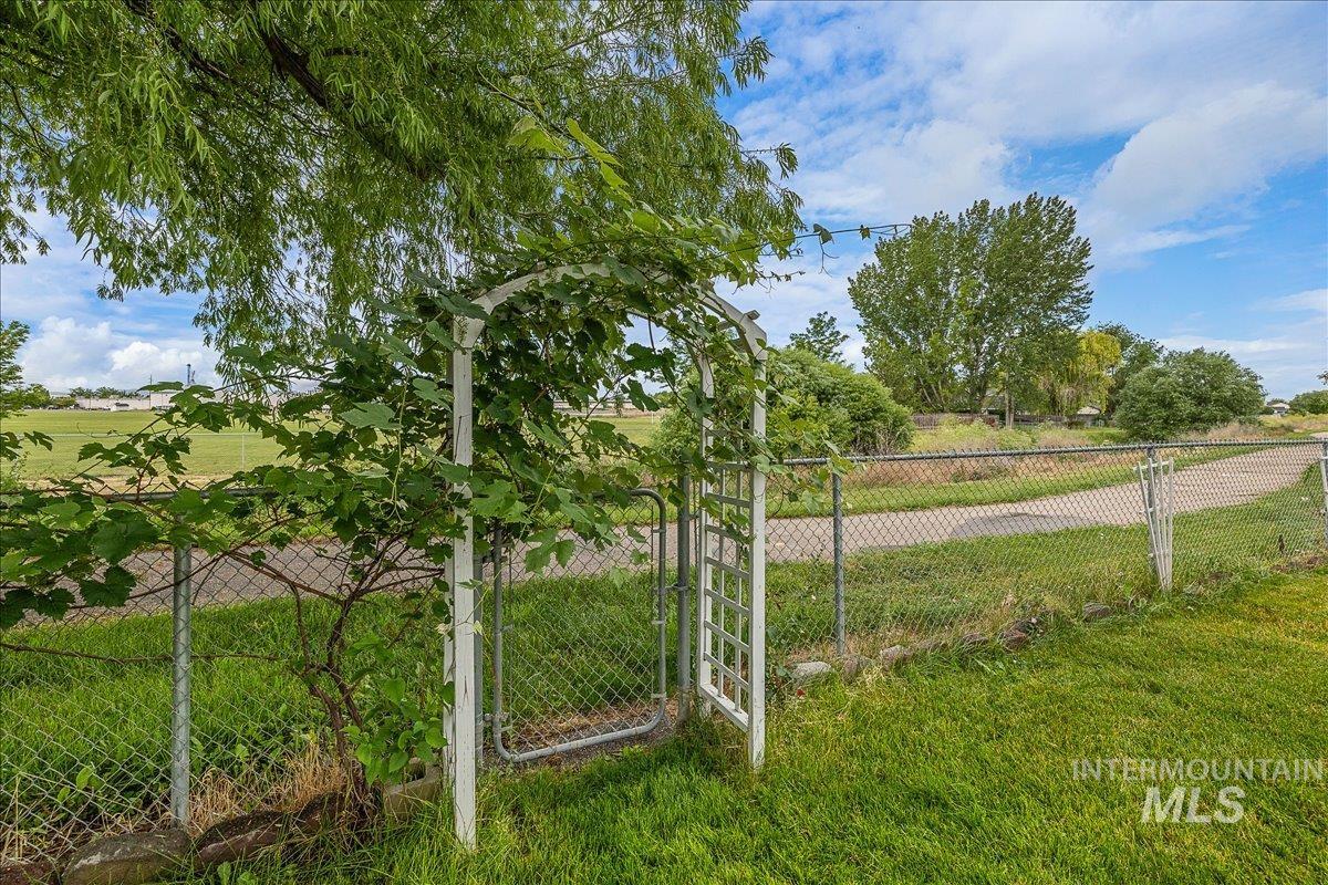 7451 Bay Meadows Drive, Nampa, Idaho 83687, 4 Bedrooms, 2.5 Bathrooms, Residential For Sale, Price $474,900,MLS 98971872