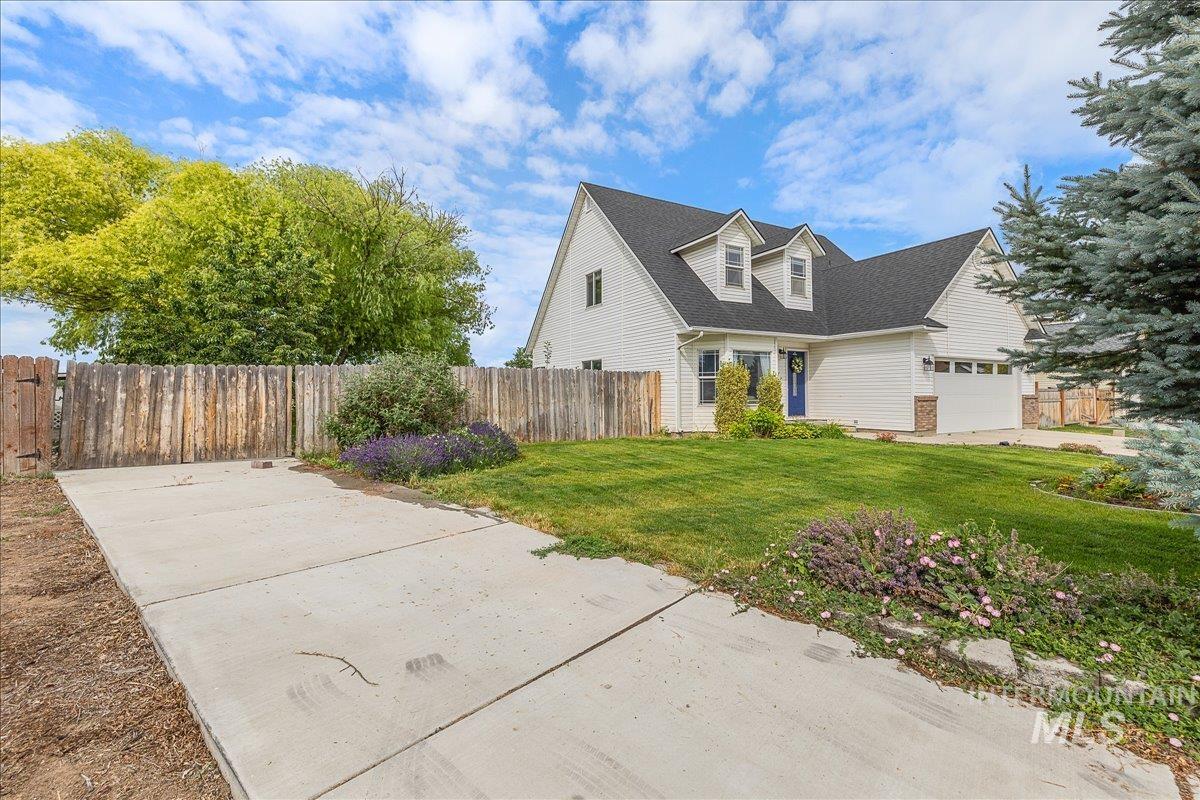 7451 Bay Meadows Drive, Nampa, Idaho 83687, 4 Bedrooms, 2.5 Bathrooms, Residential For Sale, Price $474,900,MLS 98971872