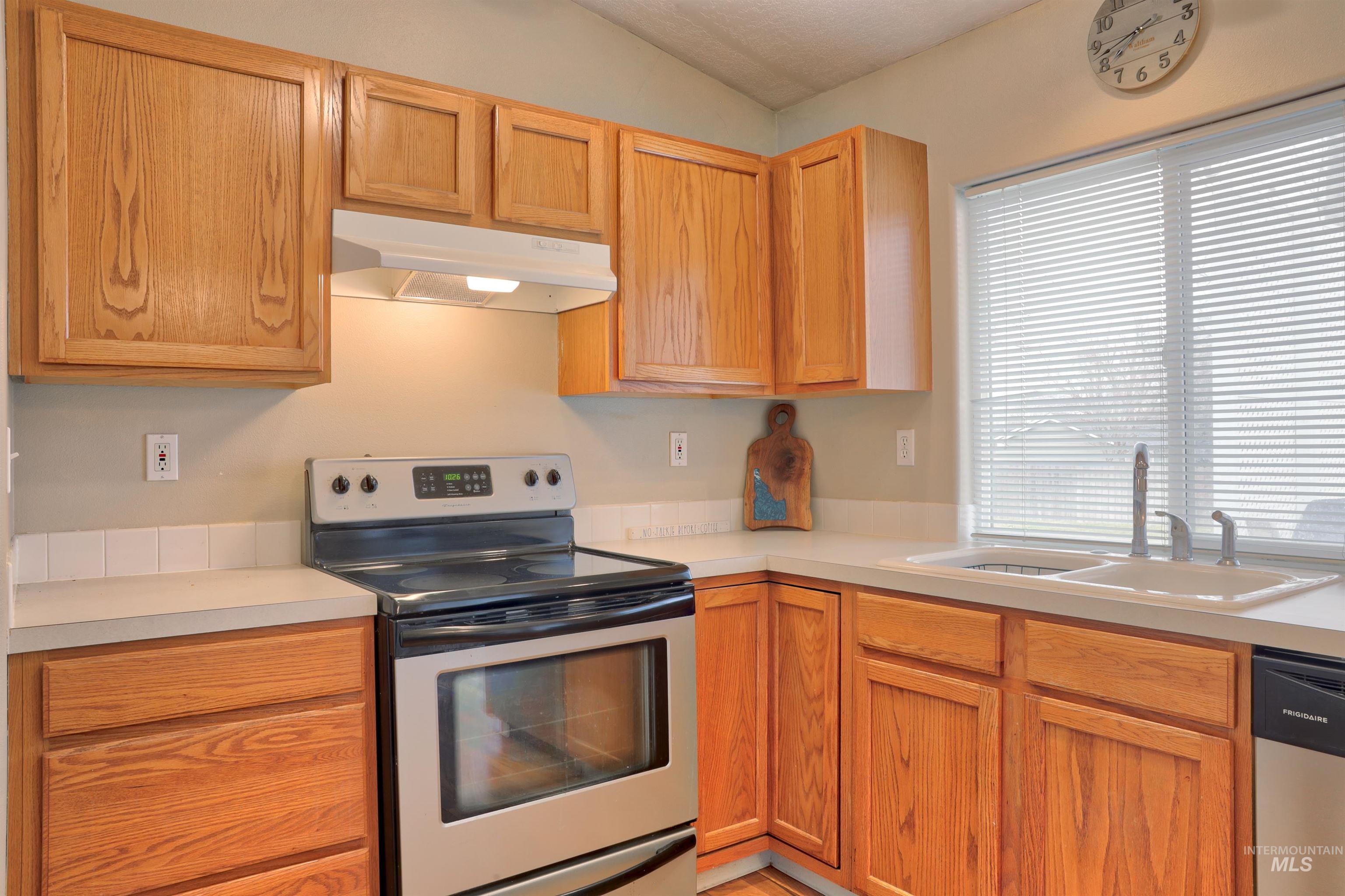 2617 N Leann Way, Meridian, Idaho 83646, 3 Bedrooms, 2 Bathrooms, Residential For Sale, Price $415,000,MLS 98971877