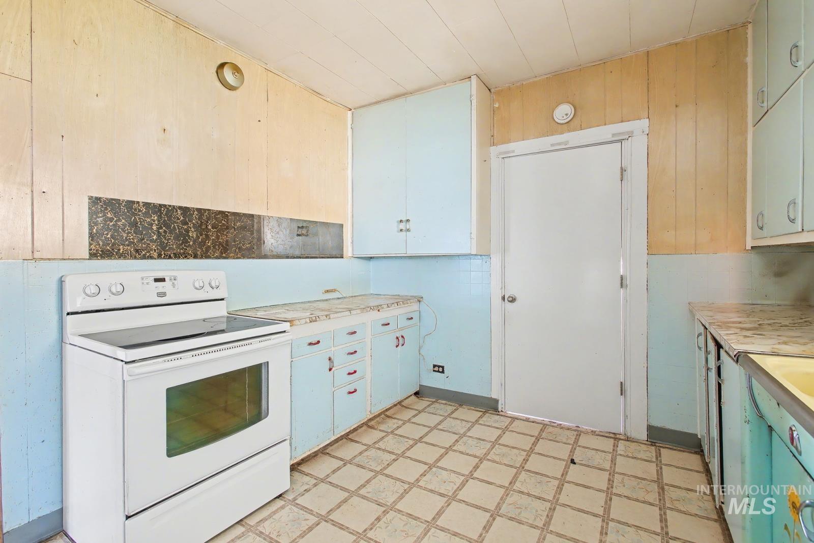 332 High Street, Pomeroy, Washington 99347, 2 Bedrooms, 1 Bathroom, Residential For Sale, Price $92,000,MLS 98971881