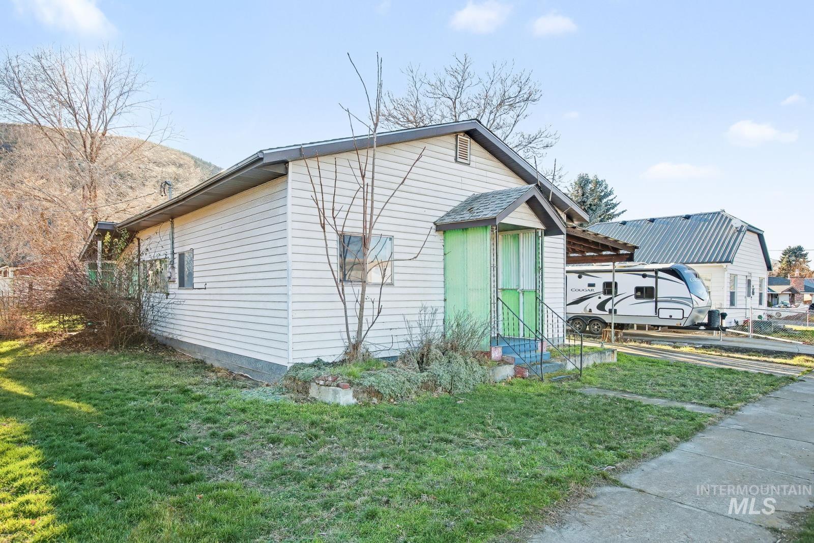 332 High Street, Pomeroy, Washington 99347, 2 Bedrooms, 1 Bathroom, Residential For Sale, Price $92,000,MLS 98971881