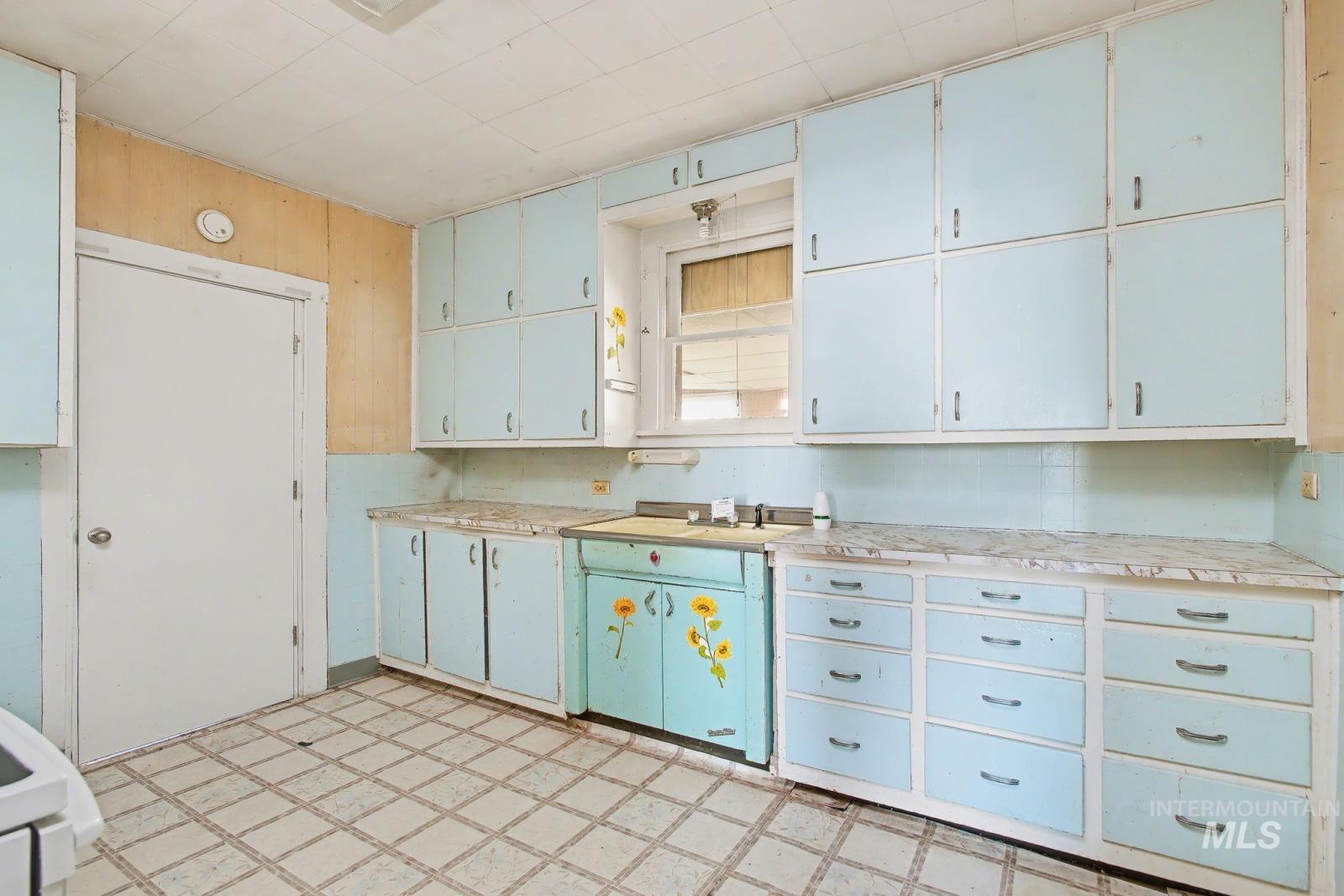 332 High Street, Pomeroy, Washington 99347, 2 Bedrooms, 1 Bathroom, Residential For Sale, Price $92,000,MLS 98971881