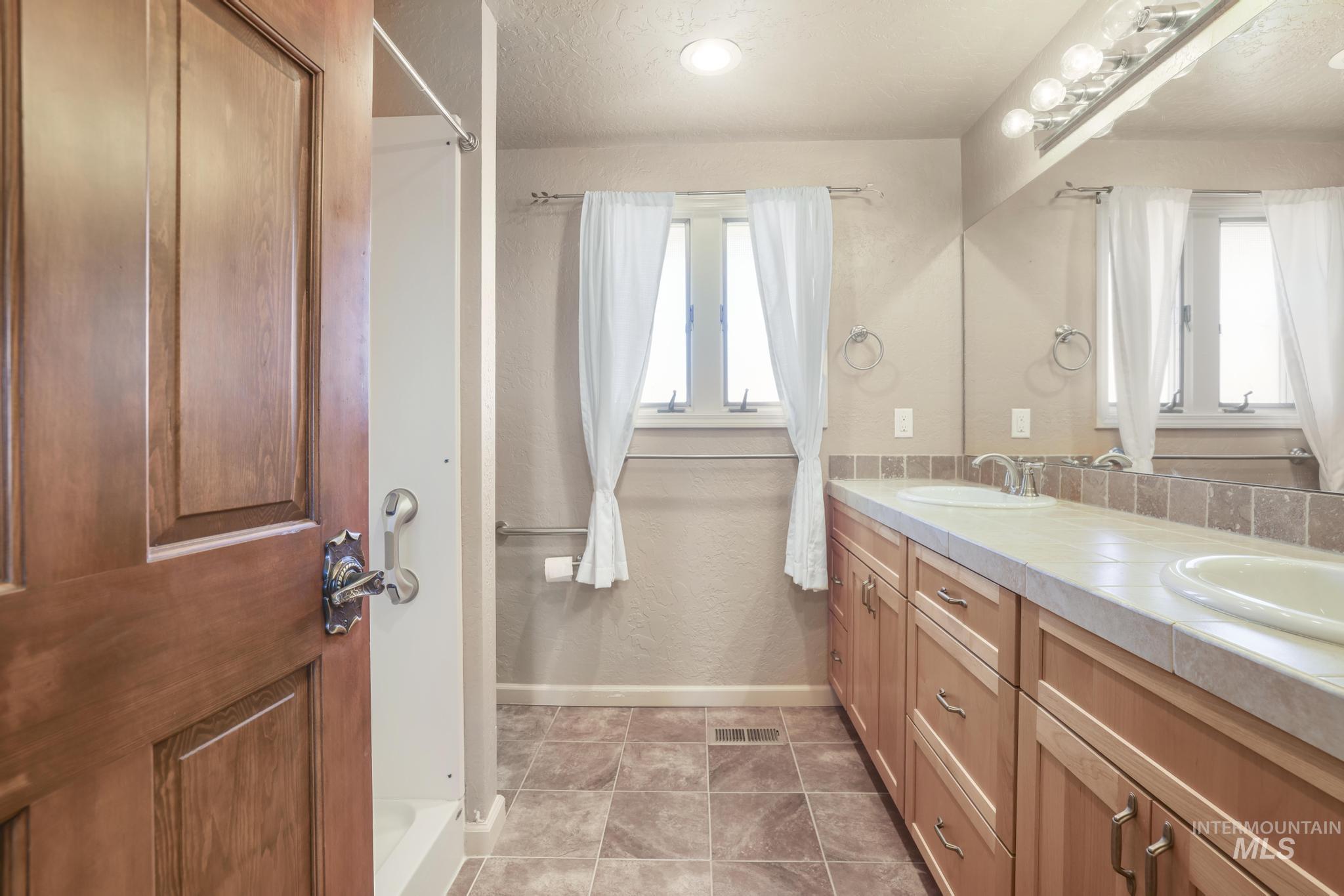 298 S 300 East, Jerome, Idaho 83300-1, 3 Bedrooms, 2.5 Bathrooms, Residential For Sale, Price $429,000,MLS 98971885