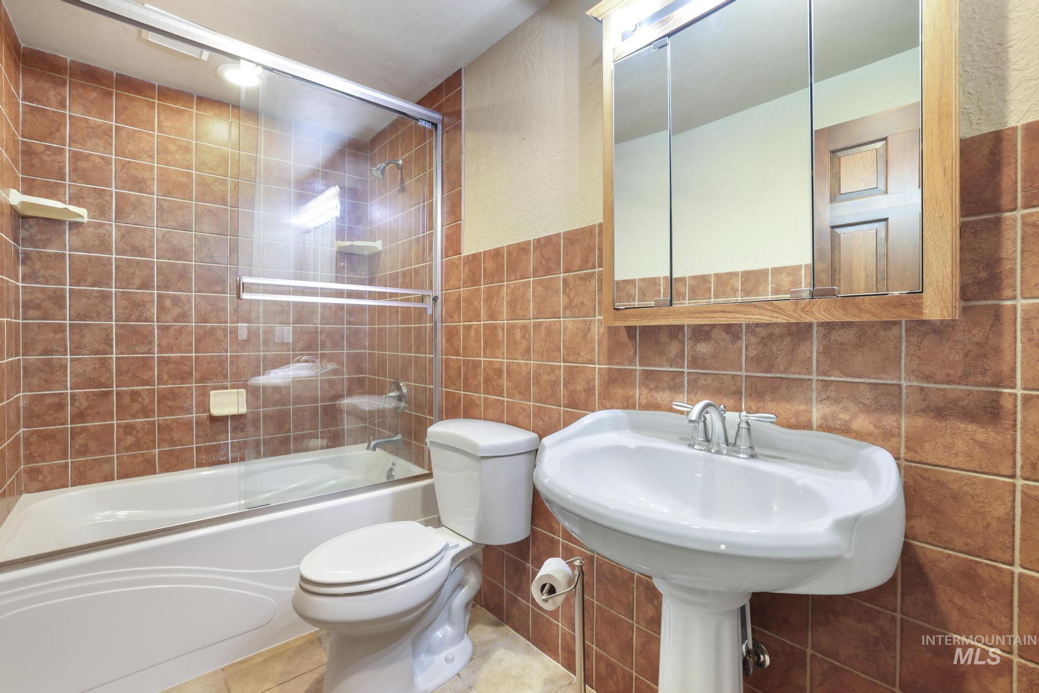 298 S 300 East, Jerome, Idaho 83300-1, 3 Bedrooms, 2.5 Bathrooms, Residential For Sale, Price $429,000,MLS 98971885