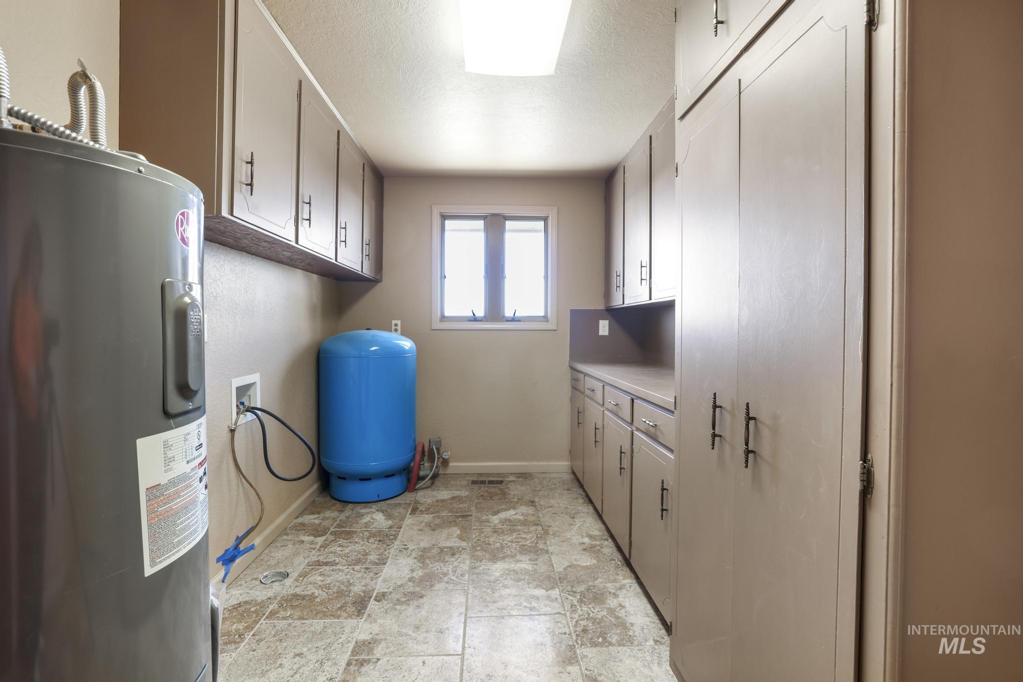 298 S 300 East, Jerome, Idaho 83300-1, 3 Bedrooms, 2.5 Bathrooms, Residential For Sale, Price $429,000,MLS 98971885