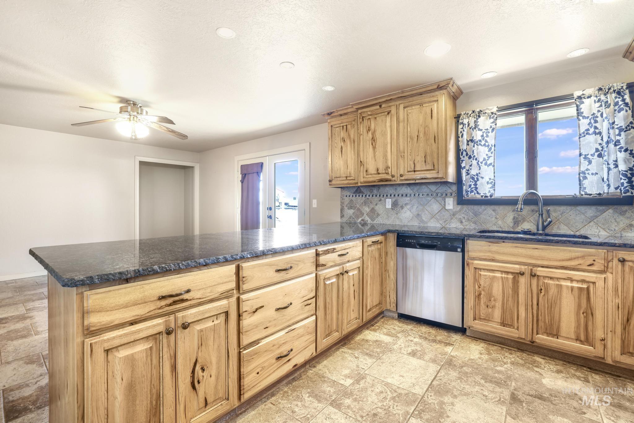 298 S 300 East, Jerome, Idaho 83300-1, 3 Bedrooms, 2.5 Bathrooms, Residential For Sale, Price $429,000,MLS 98971885