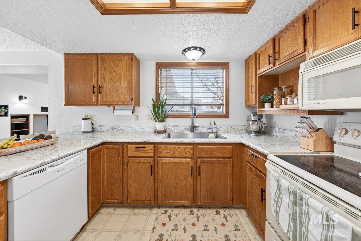 335 San Mateo, Kuna, Idaho 83634, 3 Bedrooms, 2 Bathrooms, Residential For Sale, Price $389,900,MLS 98971890