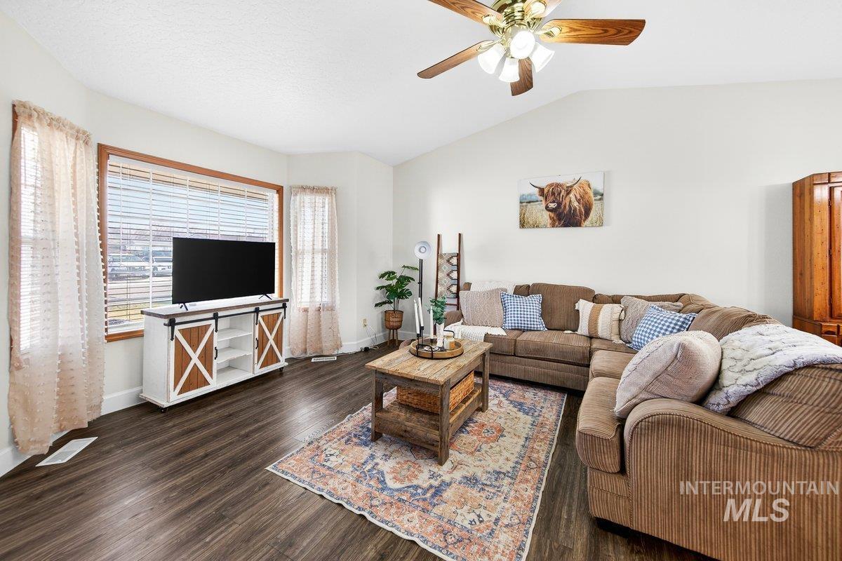 335 San Mateo, Kuna, Idaho 83634, 3 Bedrooms, 2 Bathrooms, Residential For Sale, Price $389,900,MLS 98971890