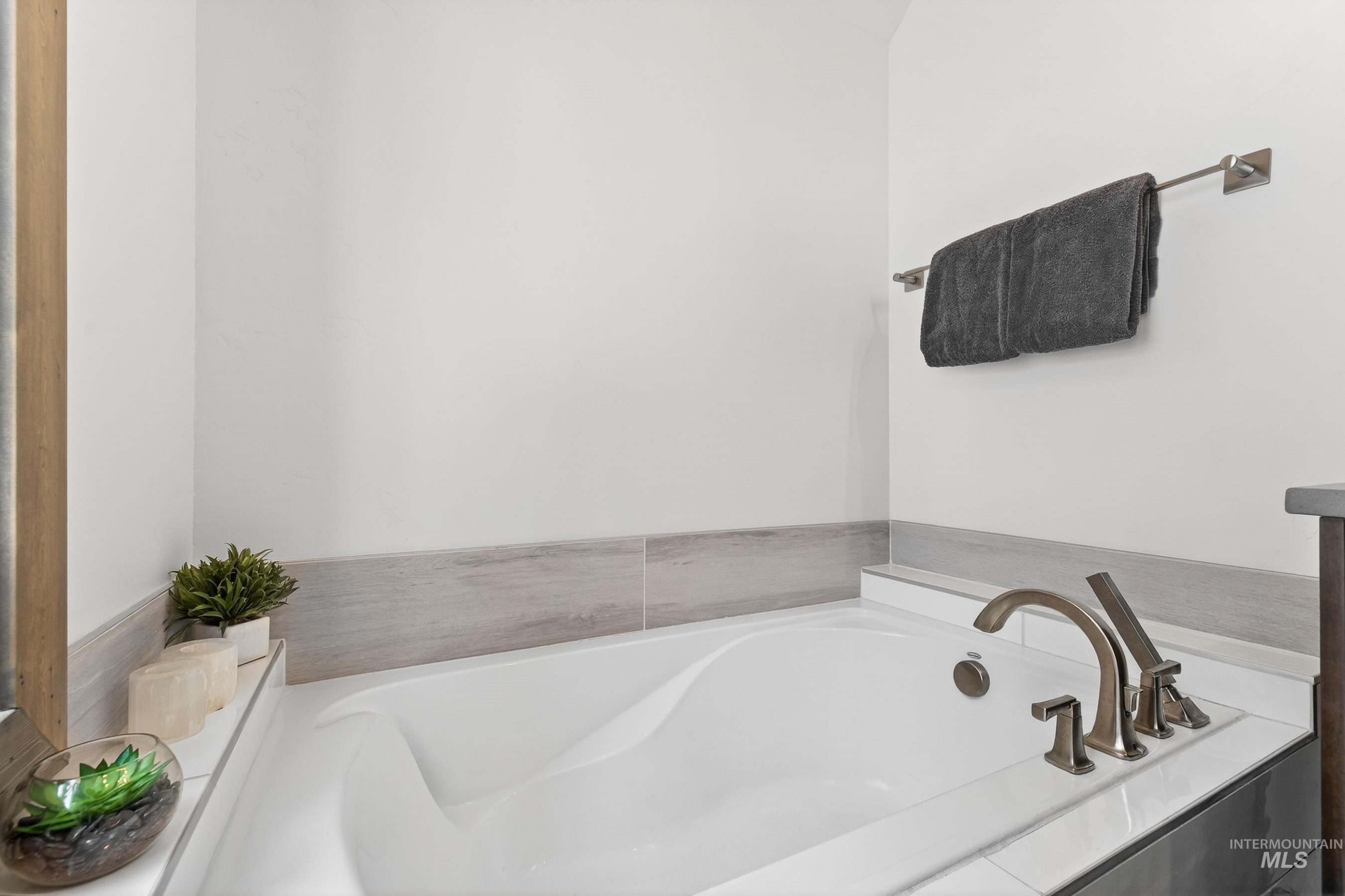 71 Golden Bar Court, Donnelly, Idaho 83615, 2 Bedrooms, 3 Bathrooms, Residential For Sale, Price $1,195,000,MLS 98971891