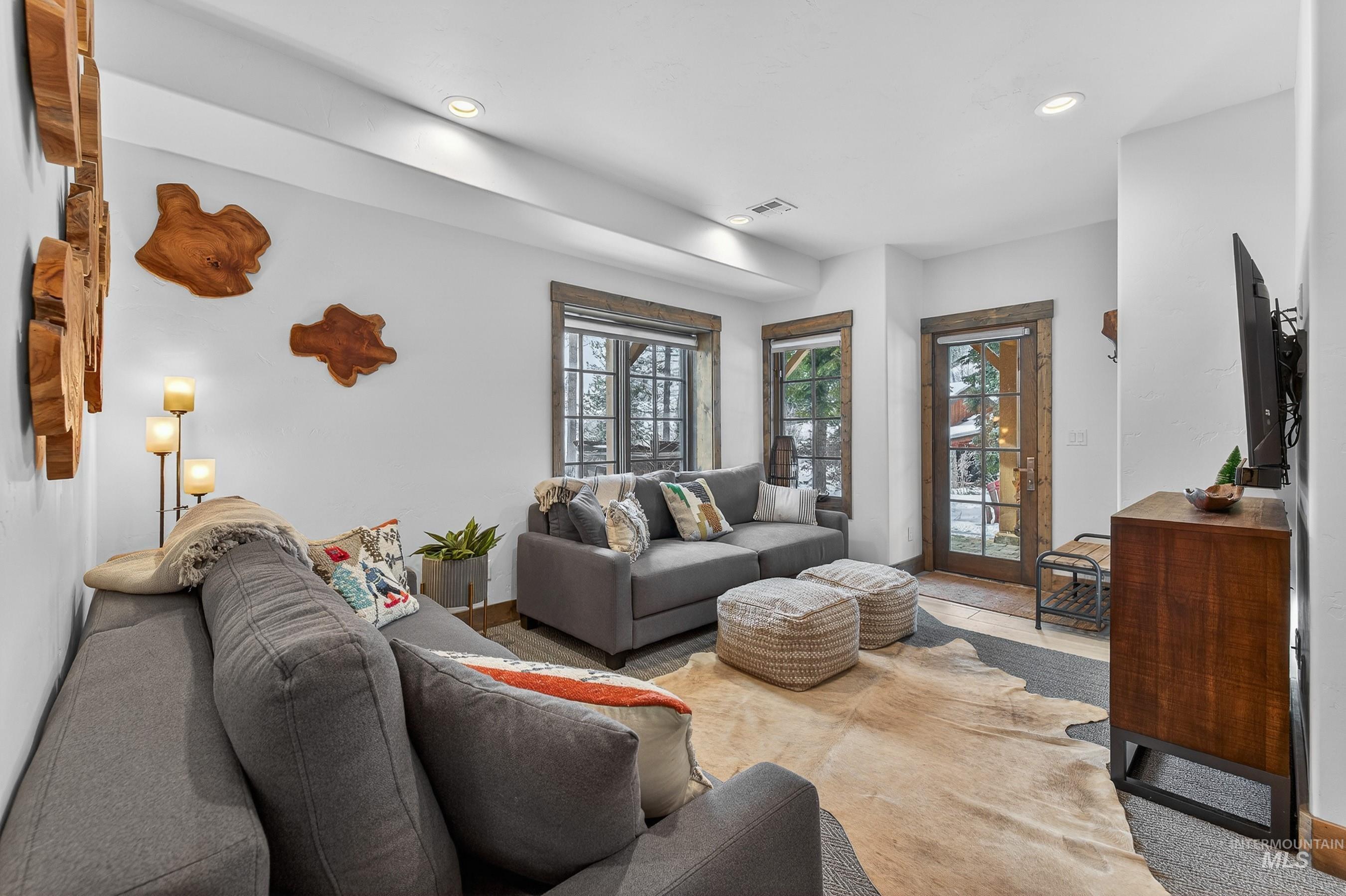 71 Golden Bar Court, Donnelly, Idaho 83615, 2 Bedrooms, 3 Bathrooms, Residential For Sale, Price $1,195,000,MLS 98971891