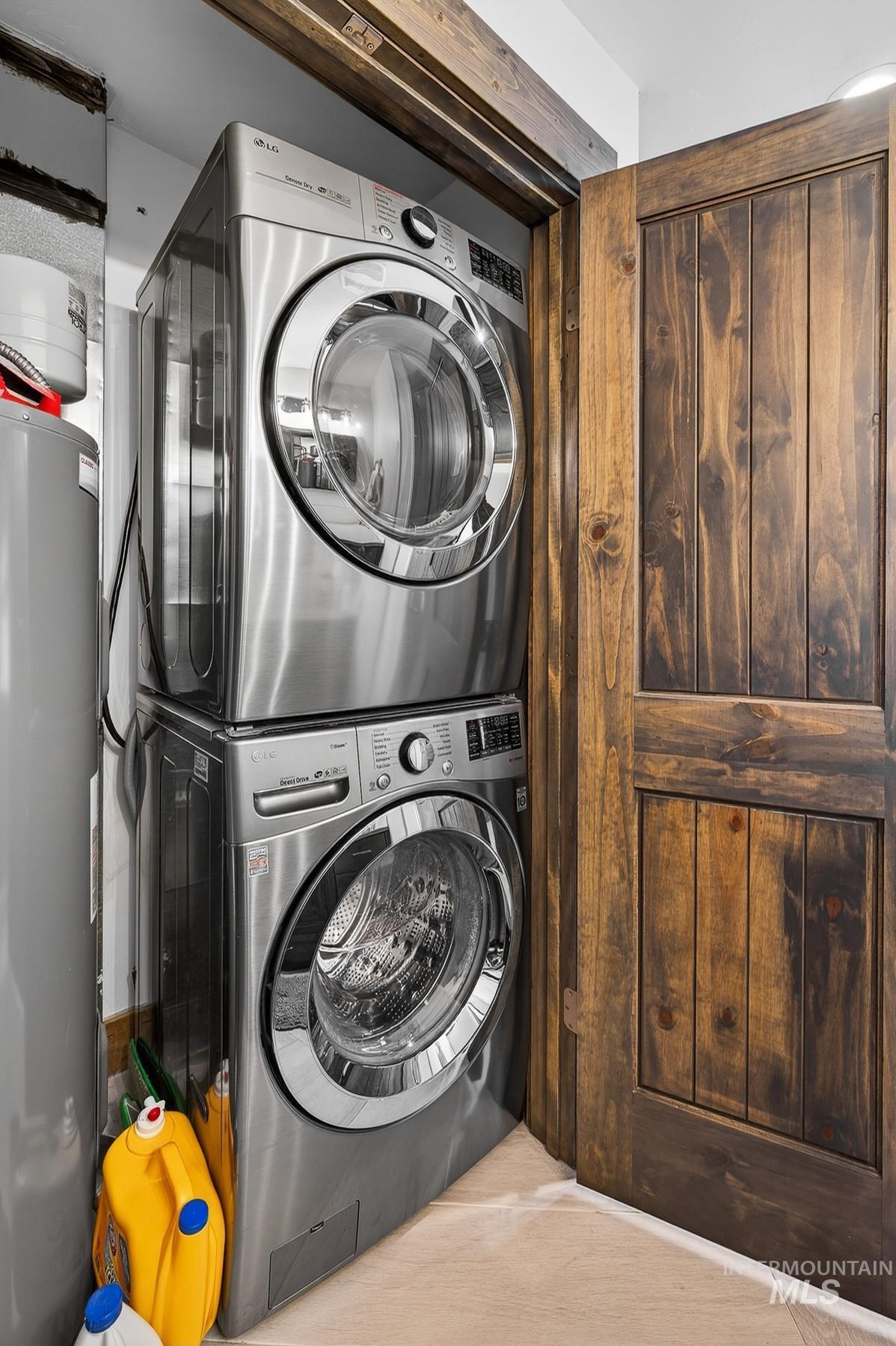 71 Golden Bar Court, Donnelly, Idaho 83615, 2 Bedrooms, 3 Bathrooms, Residential For Sale, Price $1,195,000,MLS 98971891