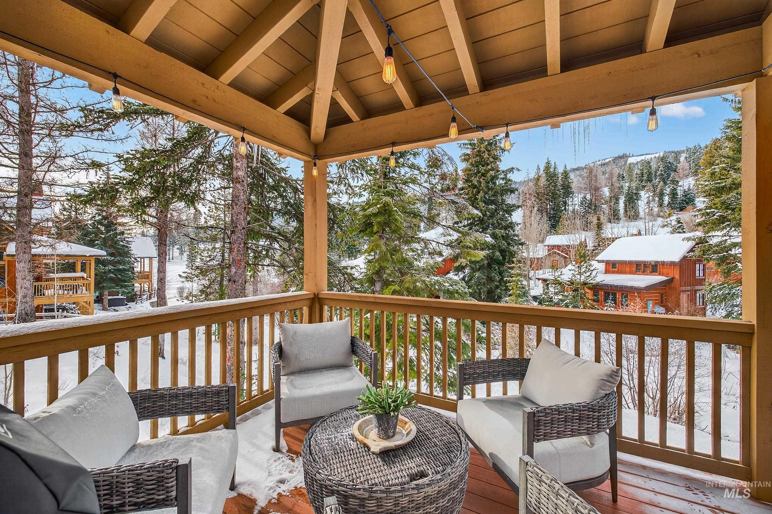 71 Golden Bar Court, Donnelly, Idaho 83615, 2 Bedrooms, 3 Bathrooms, Residential For Sale, Price $1,195,000,MLS 98971891