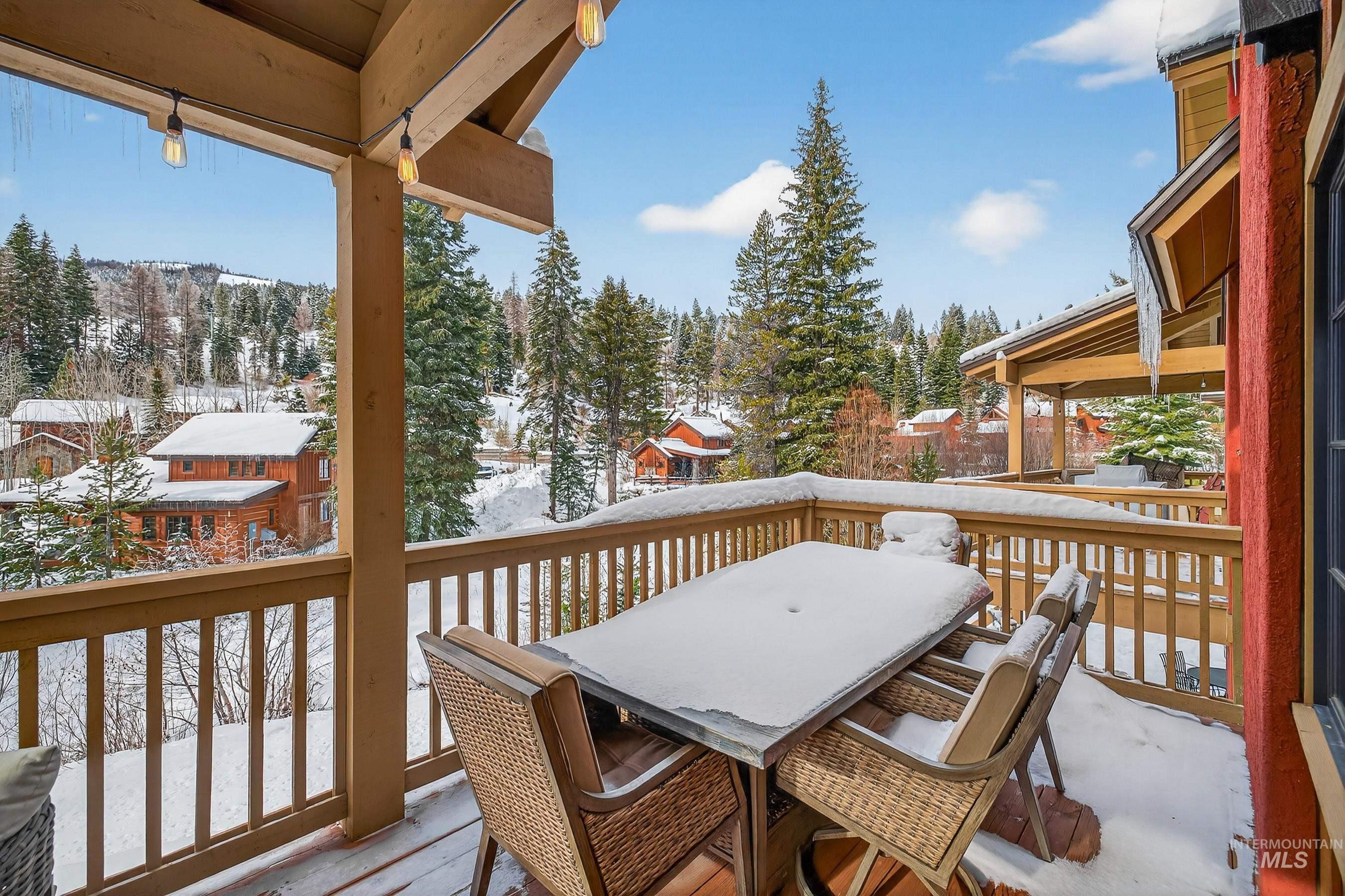 71 Golden Bar Court, Donnelly, Idaho 83615, 2 Bedrooms, 3 Bathrooms, Residential For Sale, Price $1,195,000,MLS 98971891