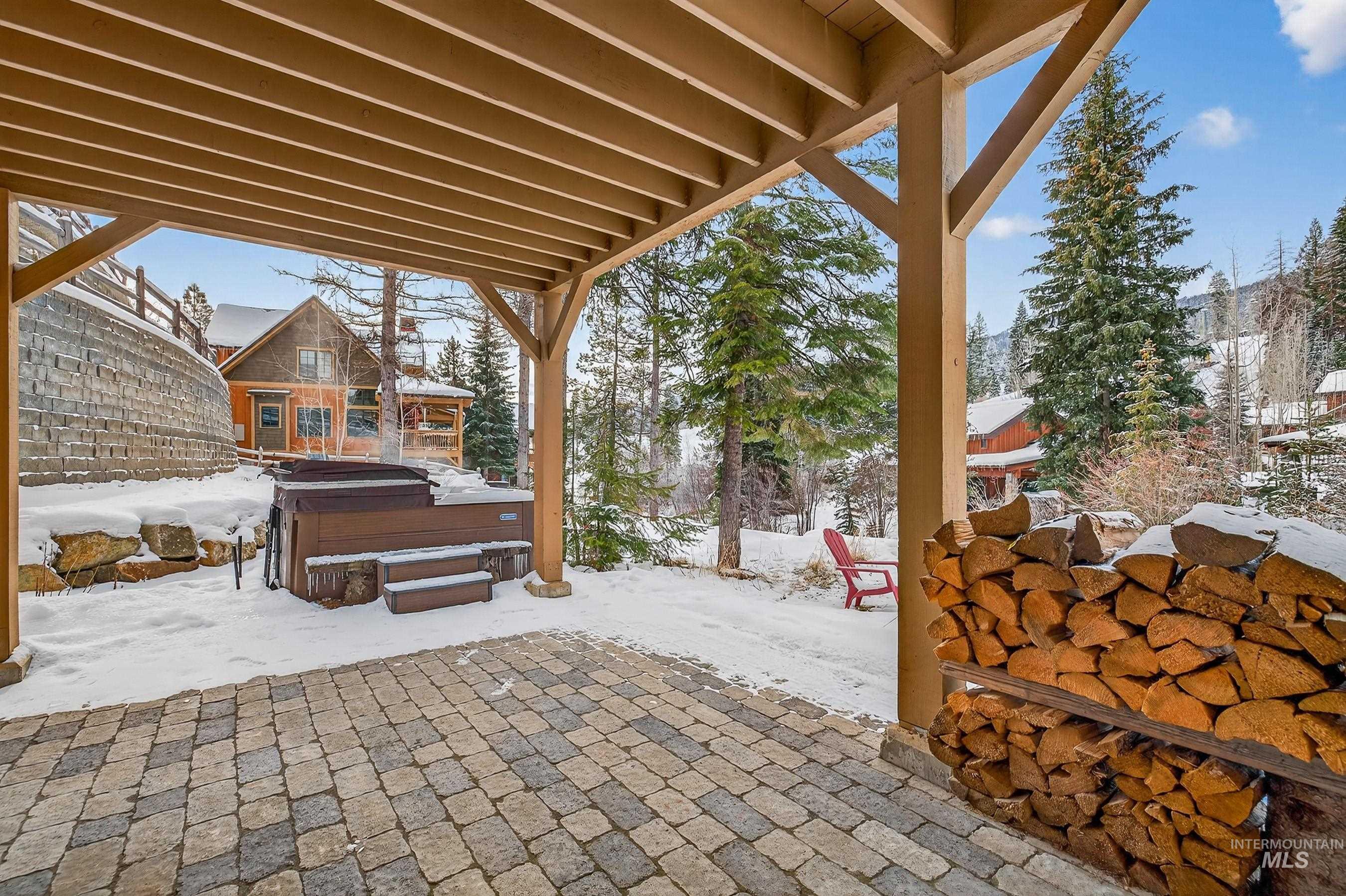 71 Golden Bar Court, Donnelly, Idaho 83615, 2 Bedrooms, 3 Bathrooms, Residential For Sale, Price $1,195,000,MLS 98971891