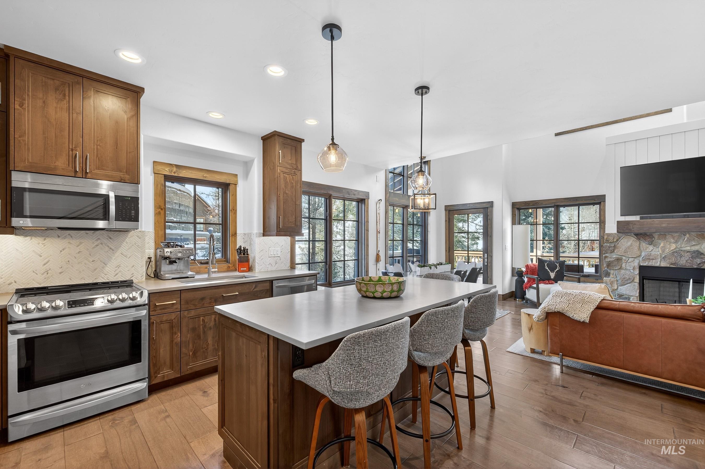 71 Golden Bar Court, Donnelly, Idaho 83615, 2 Bedrooms, 3 Bathrooms, Residential For Sale, Price $1,195,000,MLS 98971891