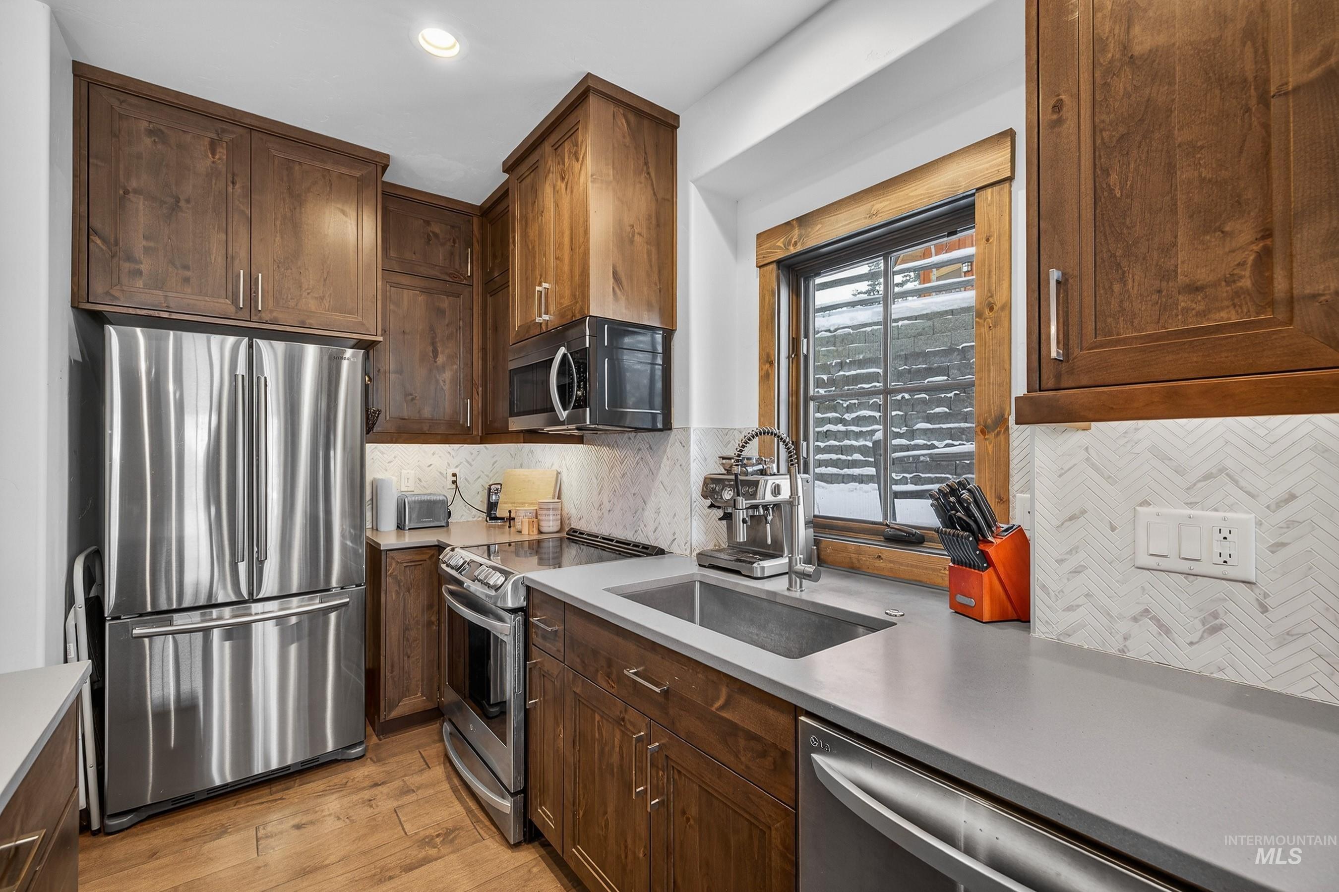 71 Golden Bar Court, Donnelly, Idaho 83615, 2 Bedrooms, 3 Bathrooms, Residential For Sale, Price $1,195,000,MLS 98971891