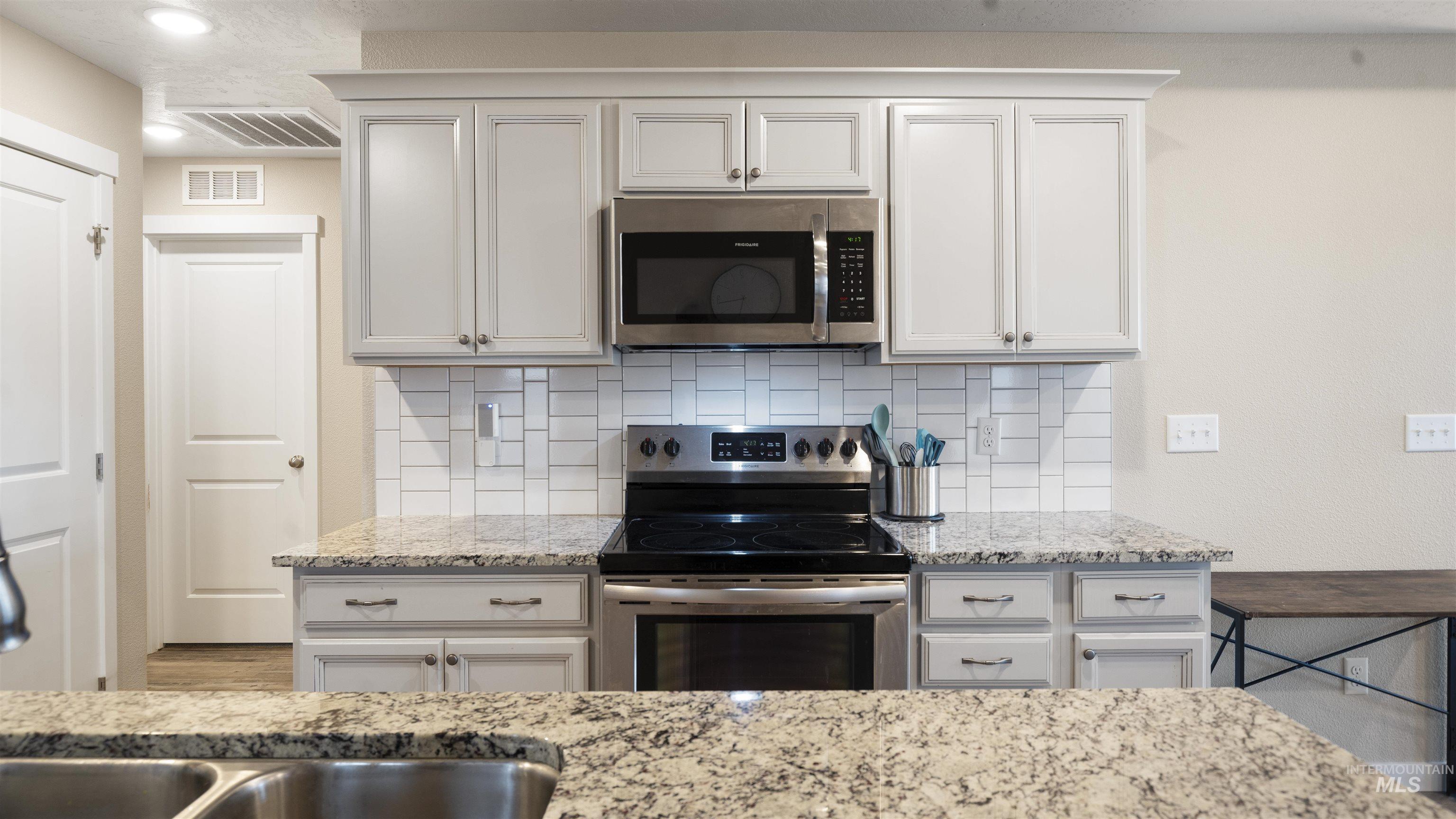 9088 W Bigwood Drive, Boise, Idaho 83709, 3 Bedrooms, 2 Bathrooms, Residential For Sale, Price $399,900,MLS 98971911