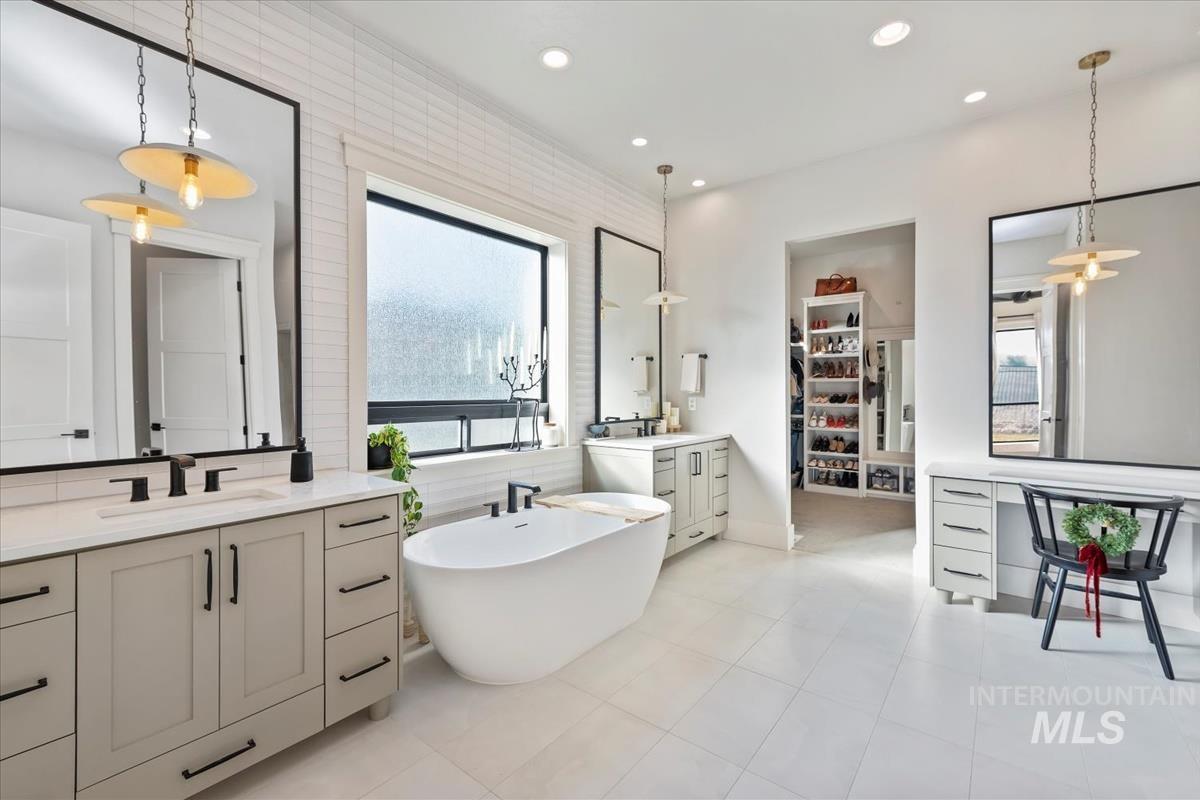 11350 N Elk Ridge Way, Boise, Idaho 83714-2419, 4 Bedrooms, 3.5 Bathrooms, Residential For Sale, Price $1,690,000,MLS 98971915