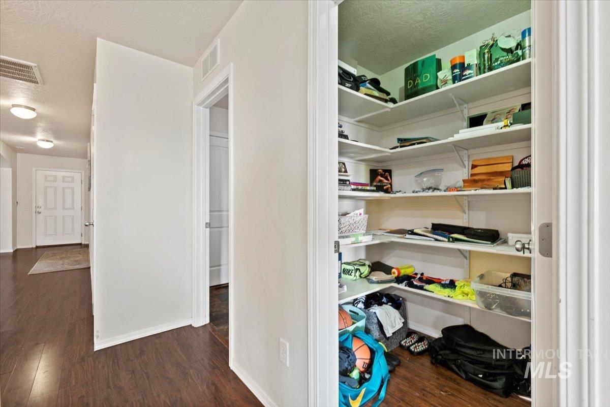 406 Bridgeport Ave, Caldwell, Idaho 83605, 4 Bedrooms, 2 Bathrooms, Residential For Sale, Price $360,000,MLS 98971916