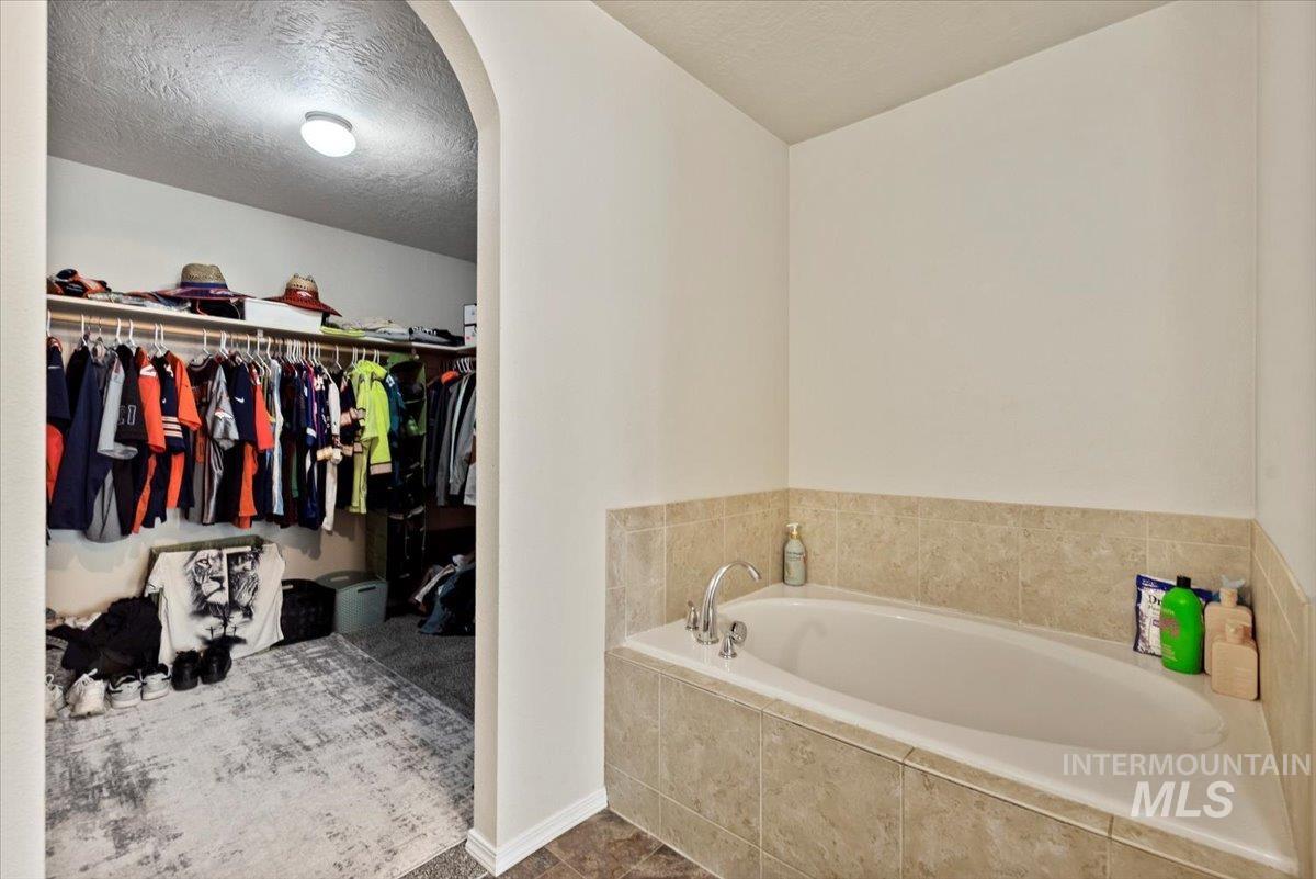 406 Bridgeport Ave, Caldwell, Idaho 83605, 4 Bedrooms, 2 Bathrooms, Residential For Sale, Price $360,000,MLS 98971916