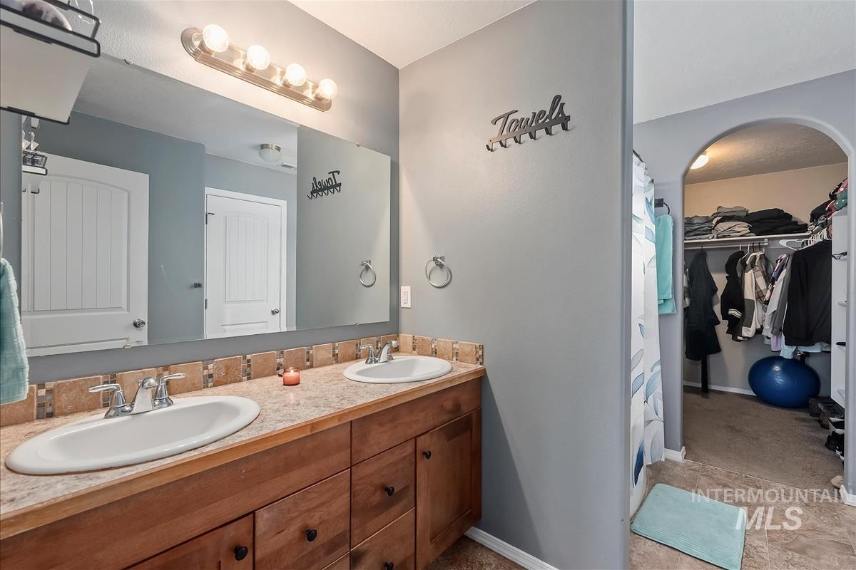 19398 Wooley Creek Ave, Caldwell, Idaho 83605, 3 Bedrooms, 2 Bathrooms, Residential For Sale, Price $379,900,MLS 98971933