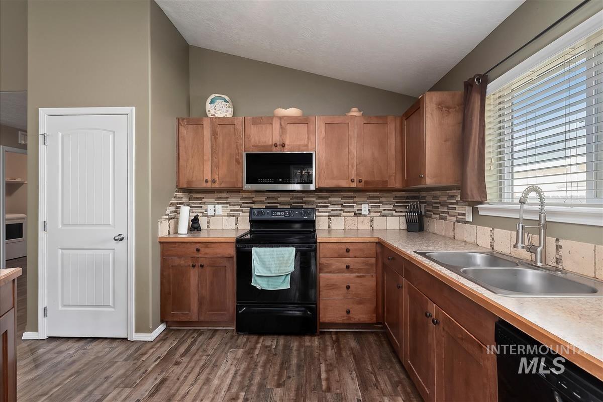 19398 Wooley Creek Ave, Caldwell, Idaho 83605, 3 Bedrooms, 2 Bathrooms, Residential For Sale, Price $379,900,MLS 98971933