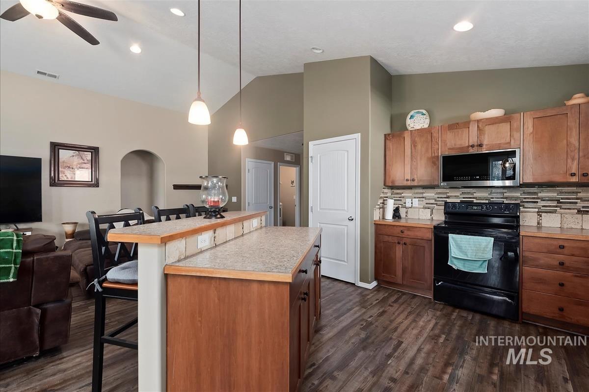 19398 Wooley Creek Ave, Caldwell, Idaho 83605, 3 Bedrooms, 2 Bathrooms, Residential For Sale, Price $379,900,MLS 98971933