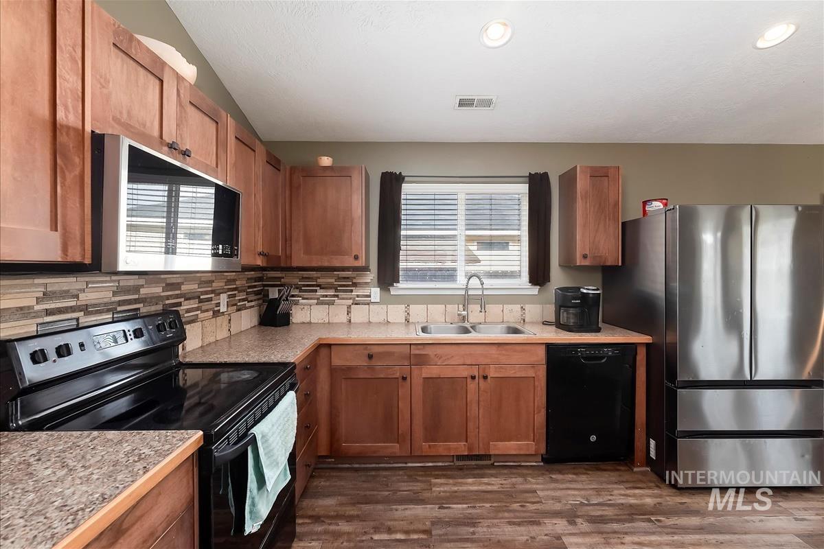 19398 Wooley Creek Ave, Caldwell, Idaho 83605, 3 Bedrooms, 2 Bathrooms, Residential For Sale, Price $379,900,MLS 98971933